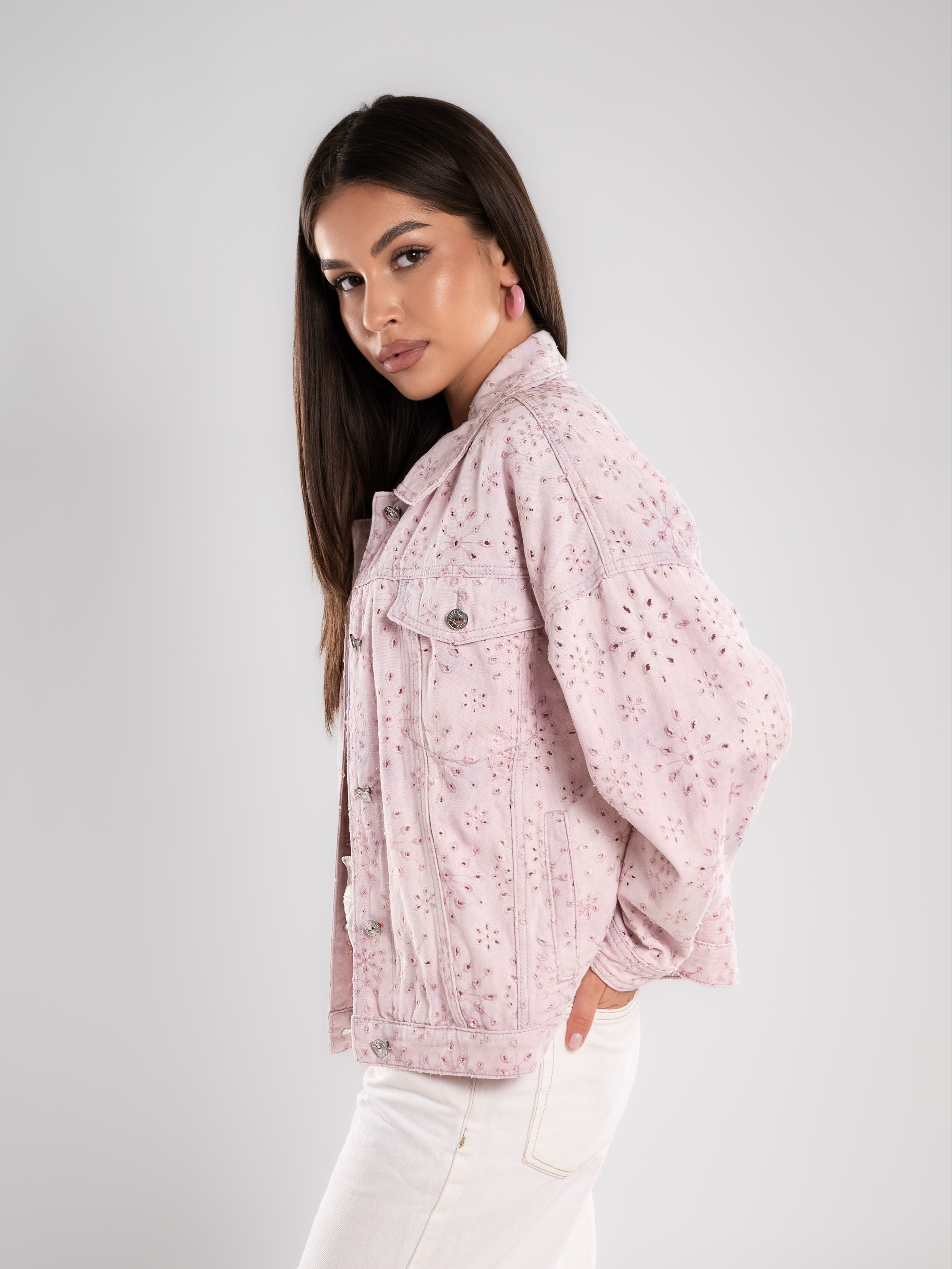 Джинсовые куртки на 2х моделях. Предметный фотограф, фото для маркетплейсов Пятигорск, КМВ