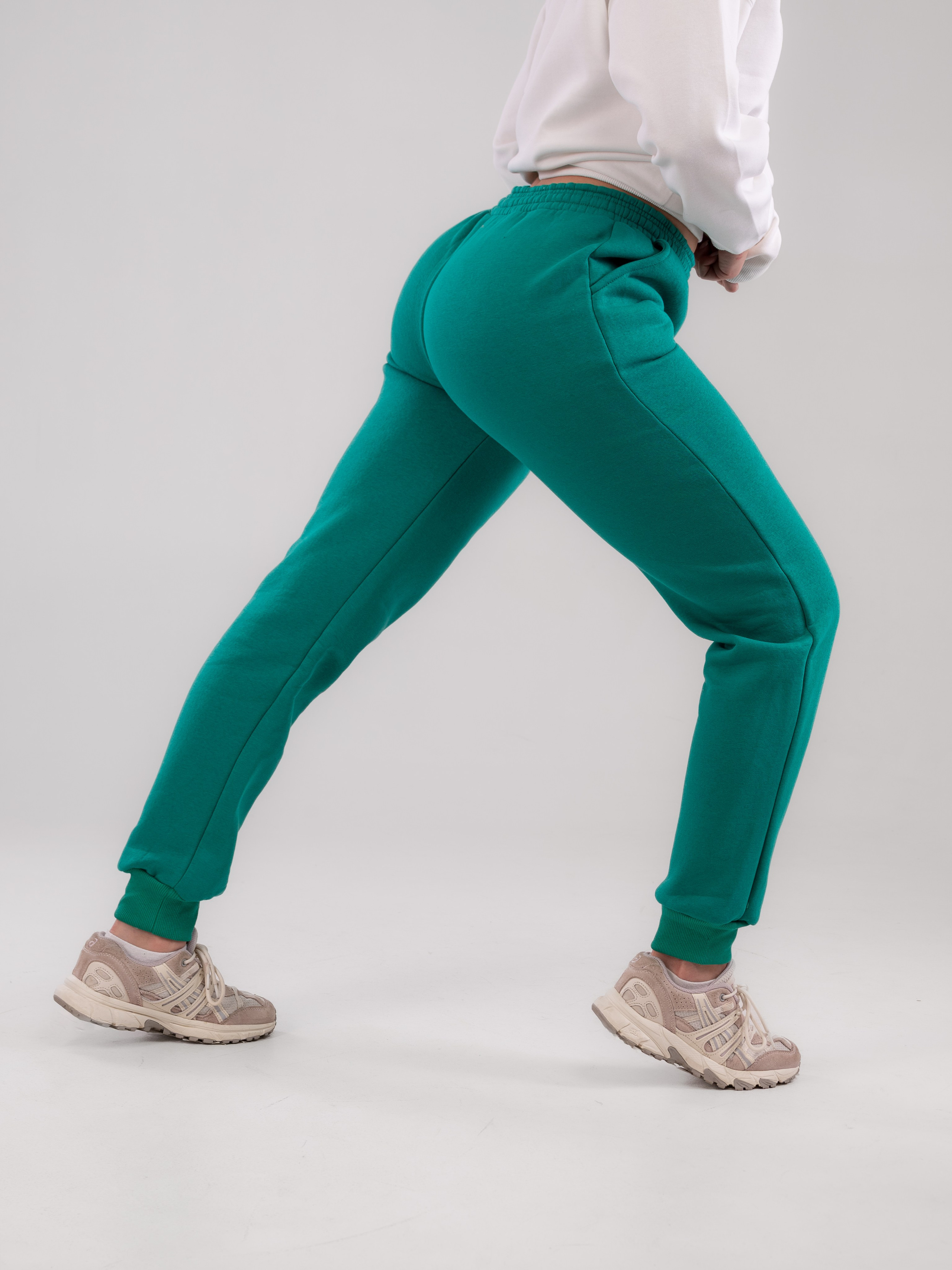 Спортивные костюмы и брюки с большой палитрой цветов!. Предметный фотограф, фото для маркетплейсов Пятигорск, КМВ