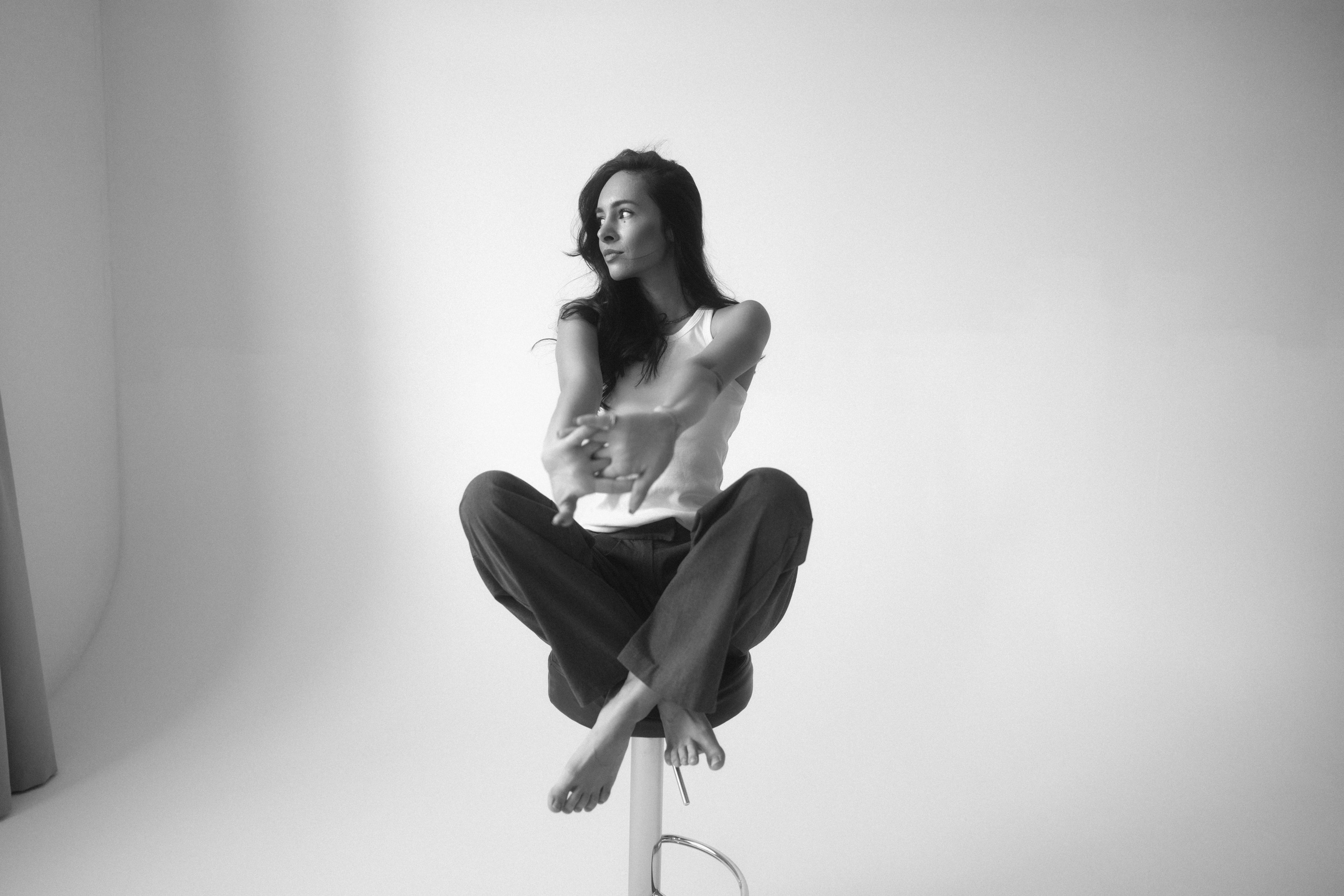 Женская портретная чб фотосессия в студии на циклораме в Казани