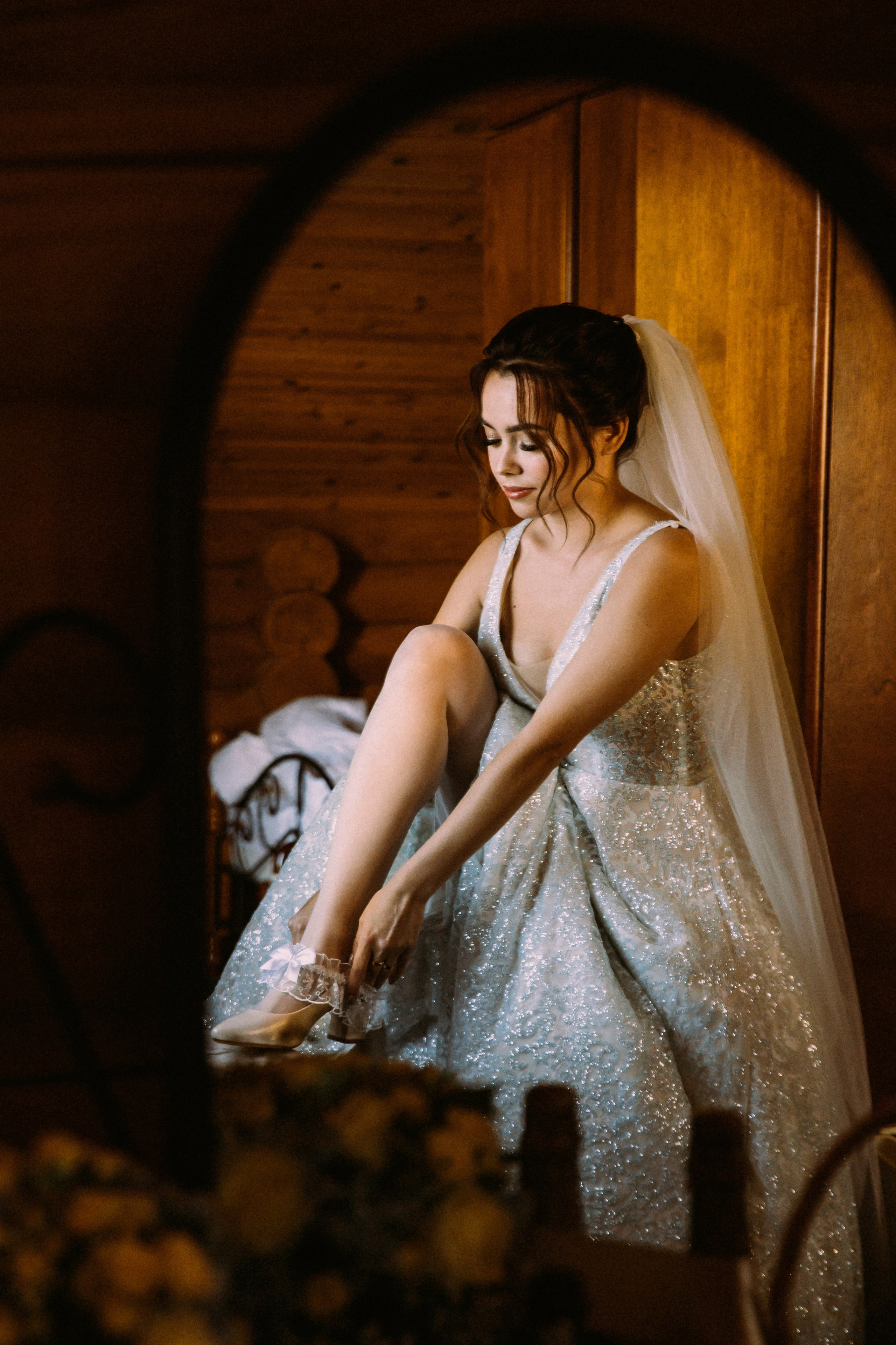 девушка надевает чулок в номере отеля алимова балка