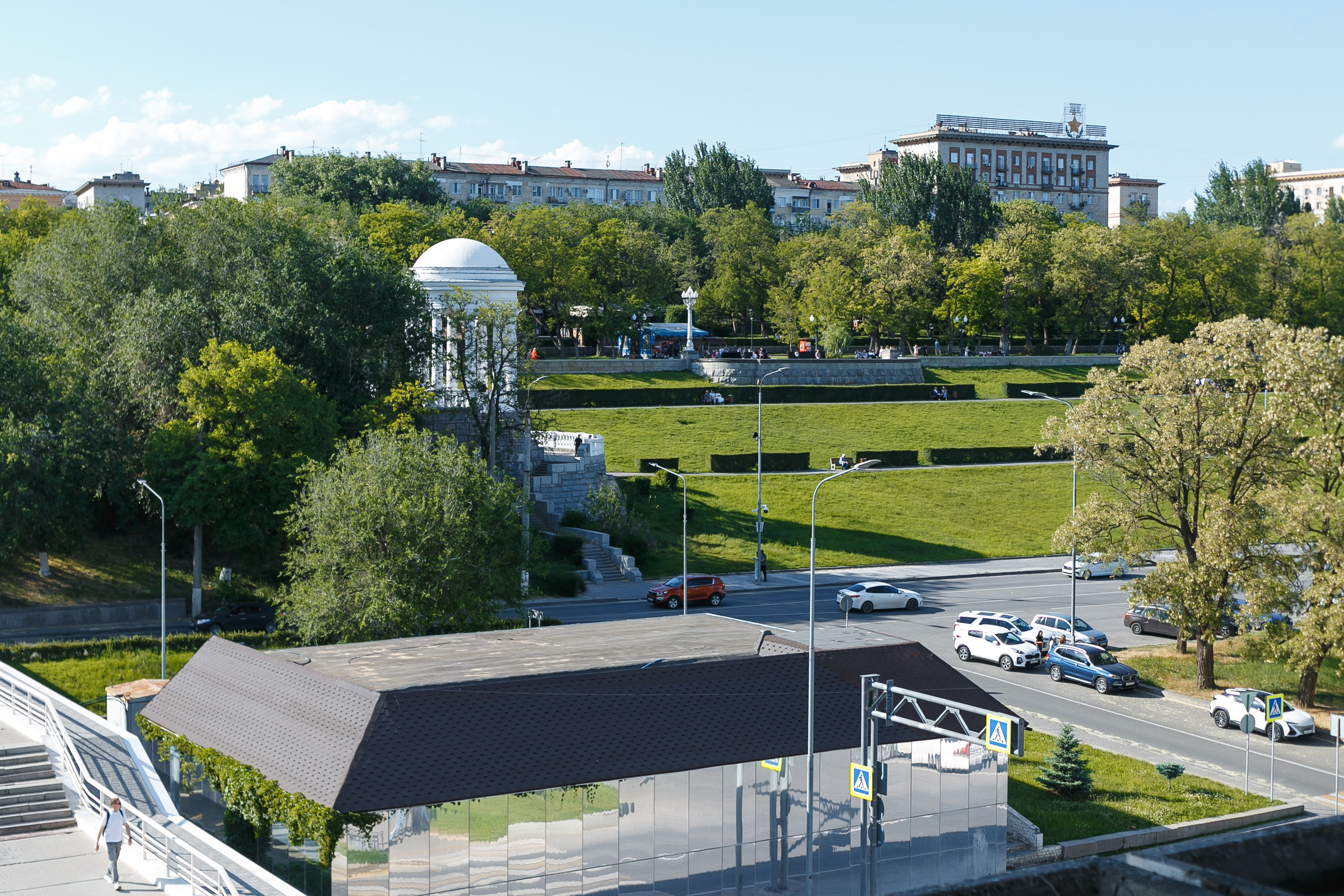 Гости украли жениха и невесту для фотографий на крыше ресторана Река. Событийный фотограф Максим Бескоровайновнов