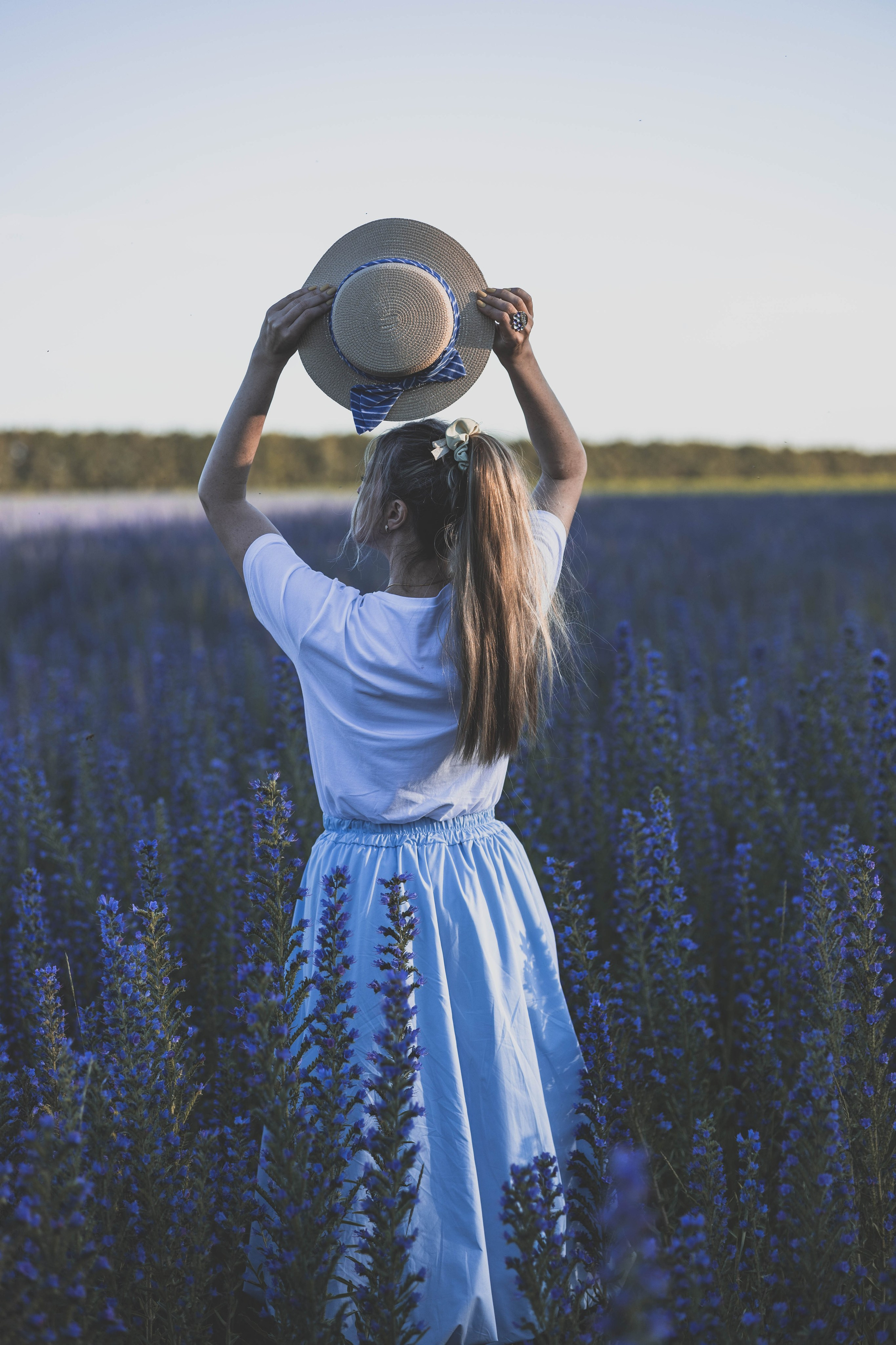 Внучка и бабуля прогулка на природе. Коммерческий фотограф