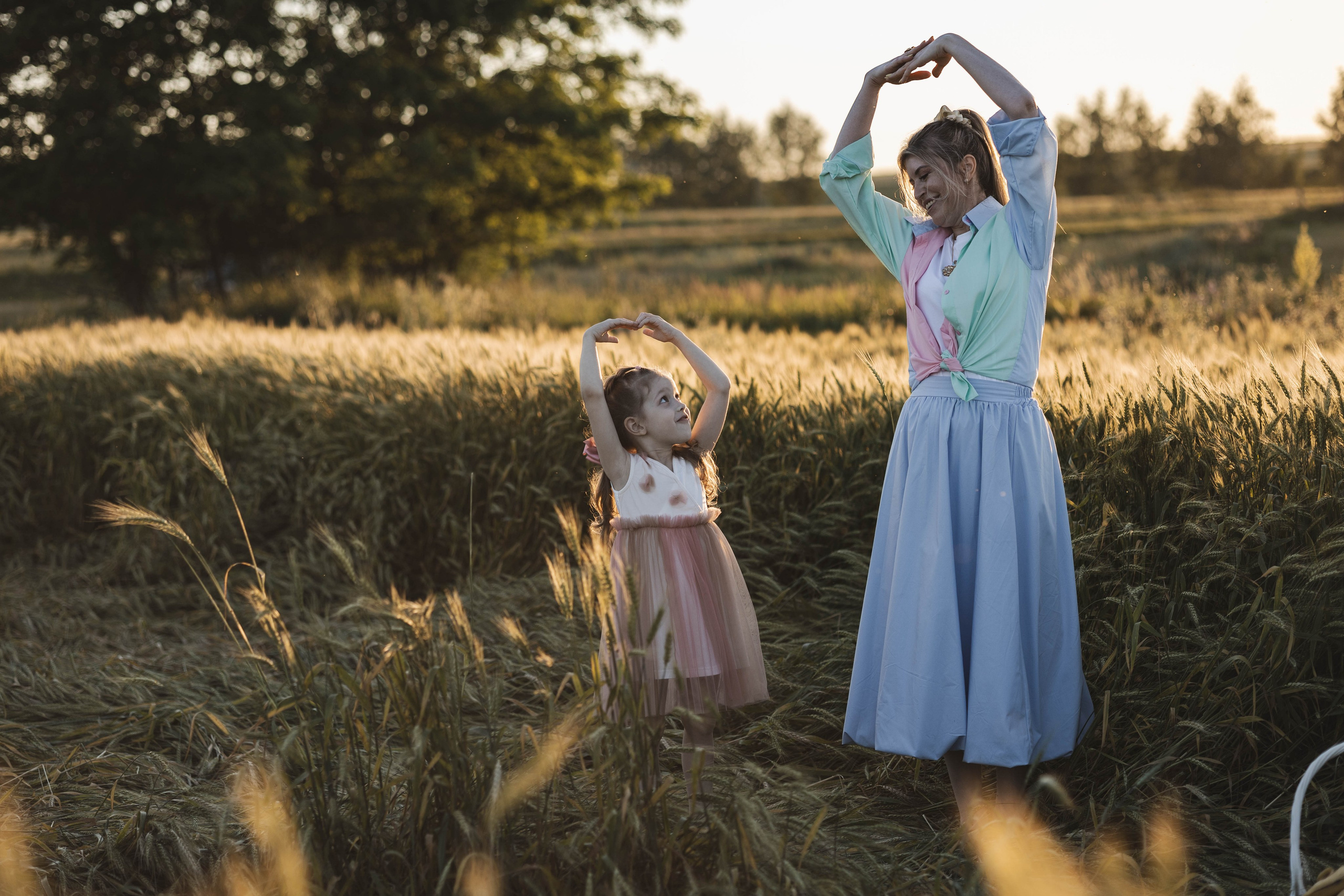 Внучка и бабуля прогулка на природе. Коммерческий фотограф