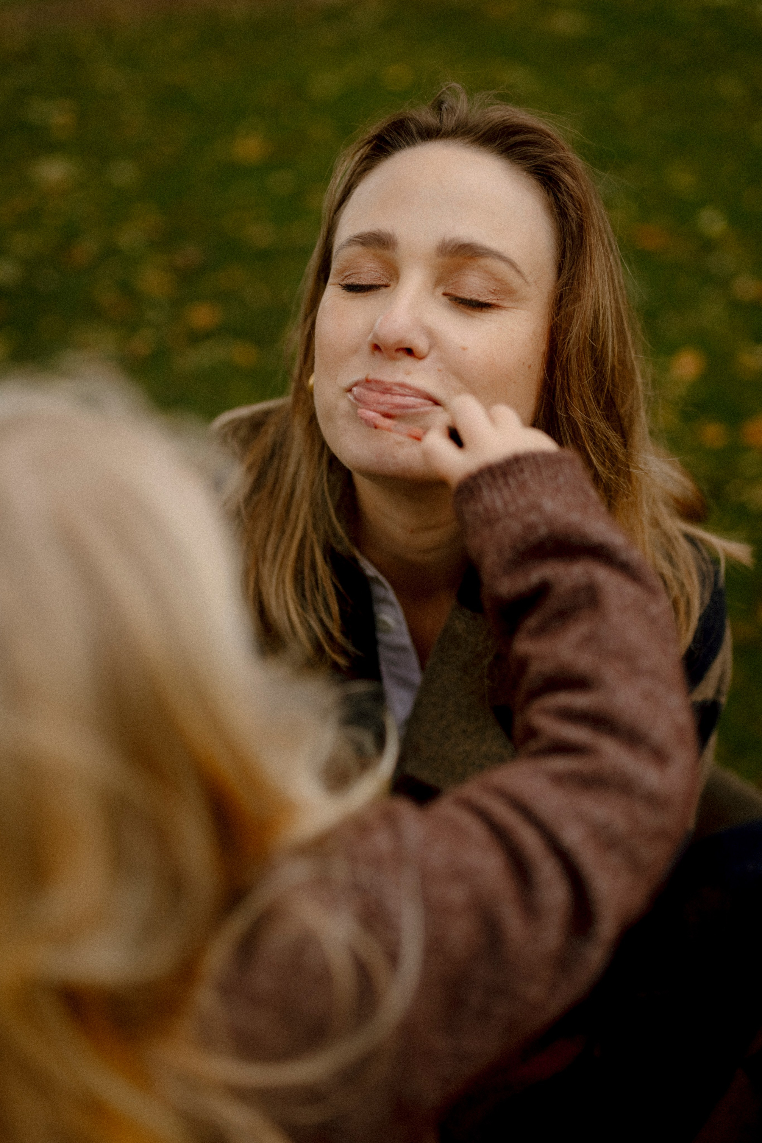 Under the Tree. Polina Sobol — family & documentary photographer in Bern. Outdoor & urban photo sessions for families, kids and couples