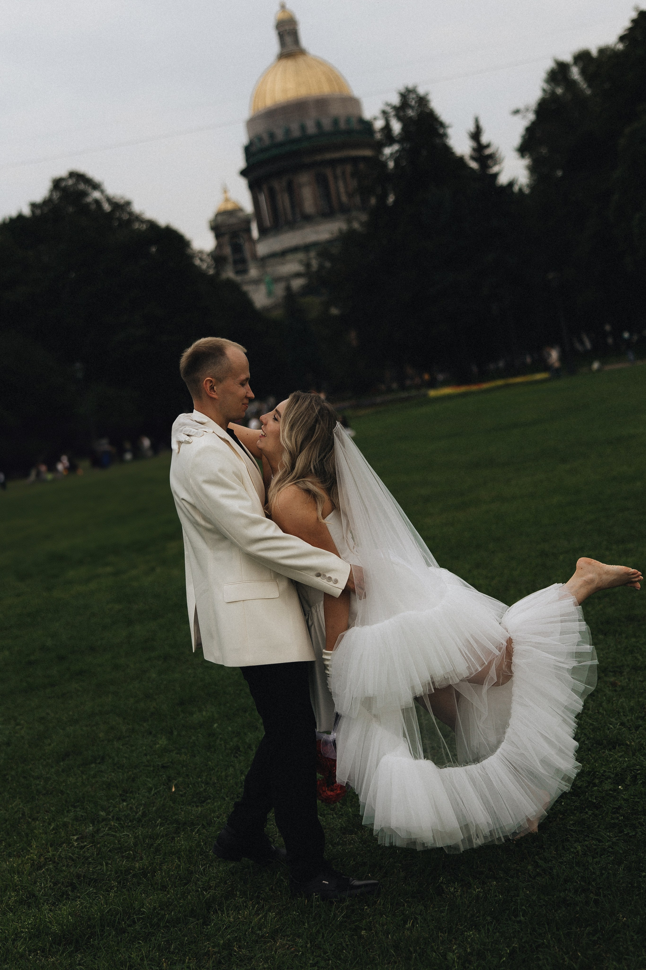 Когда я впервые увидел тебя, этот смех, ты мне напомнила по-моему сразу всех. Свадебный фотограф в Санкт-Петербурге Баженова Алина