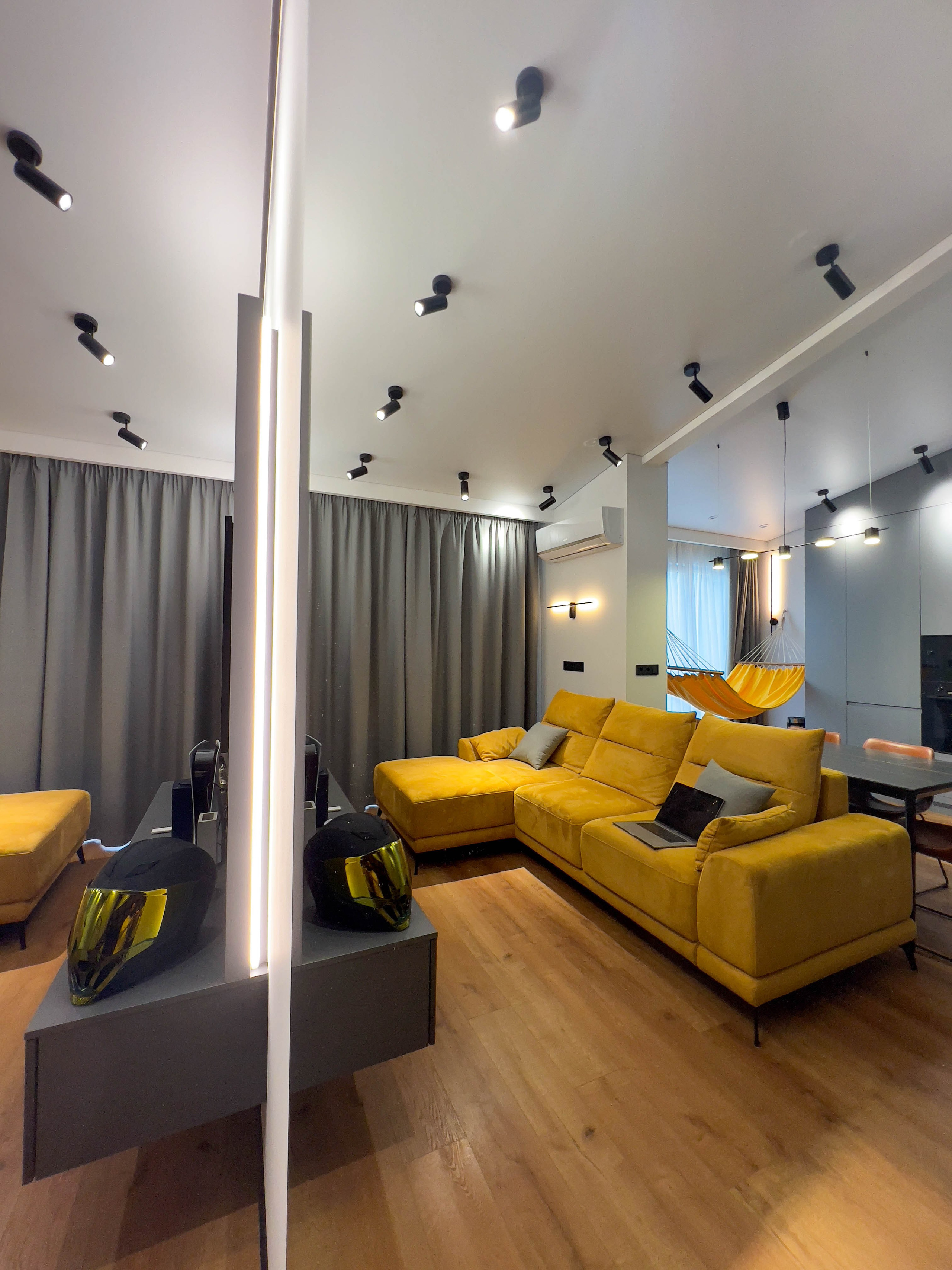 The apartment is on two levels. Fotograf Dmitrii Donets