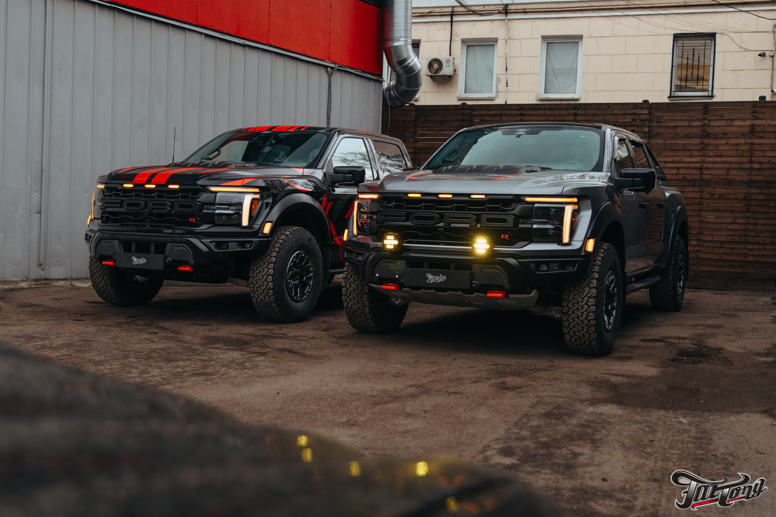 2x Ford Raptor R. DeLorein