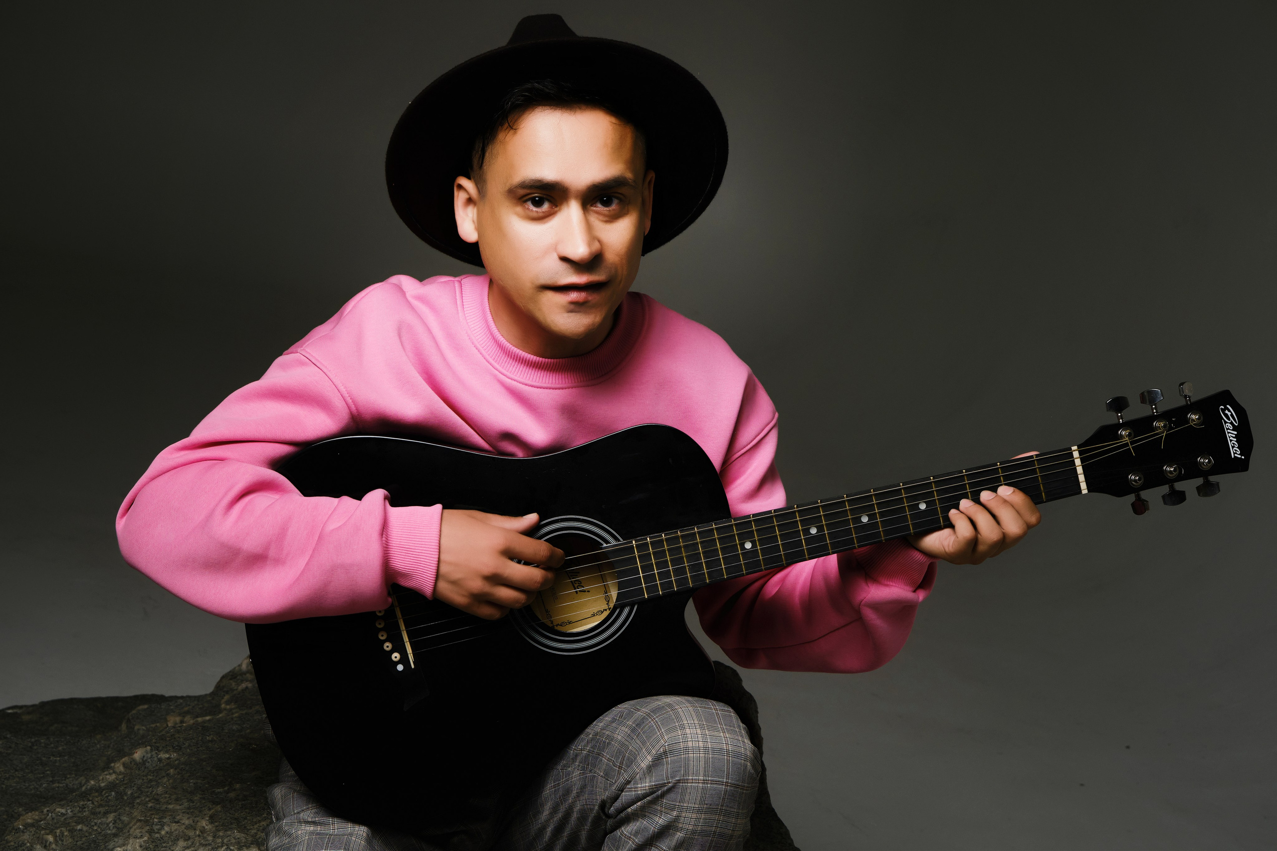 Мужской студийный портрет в студии в Москве