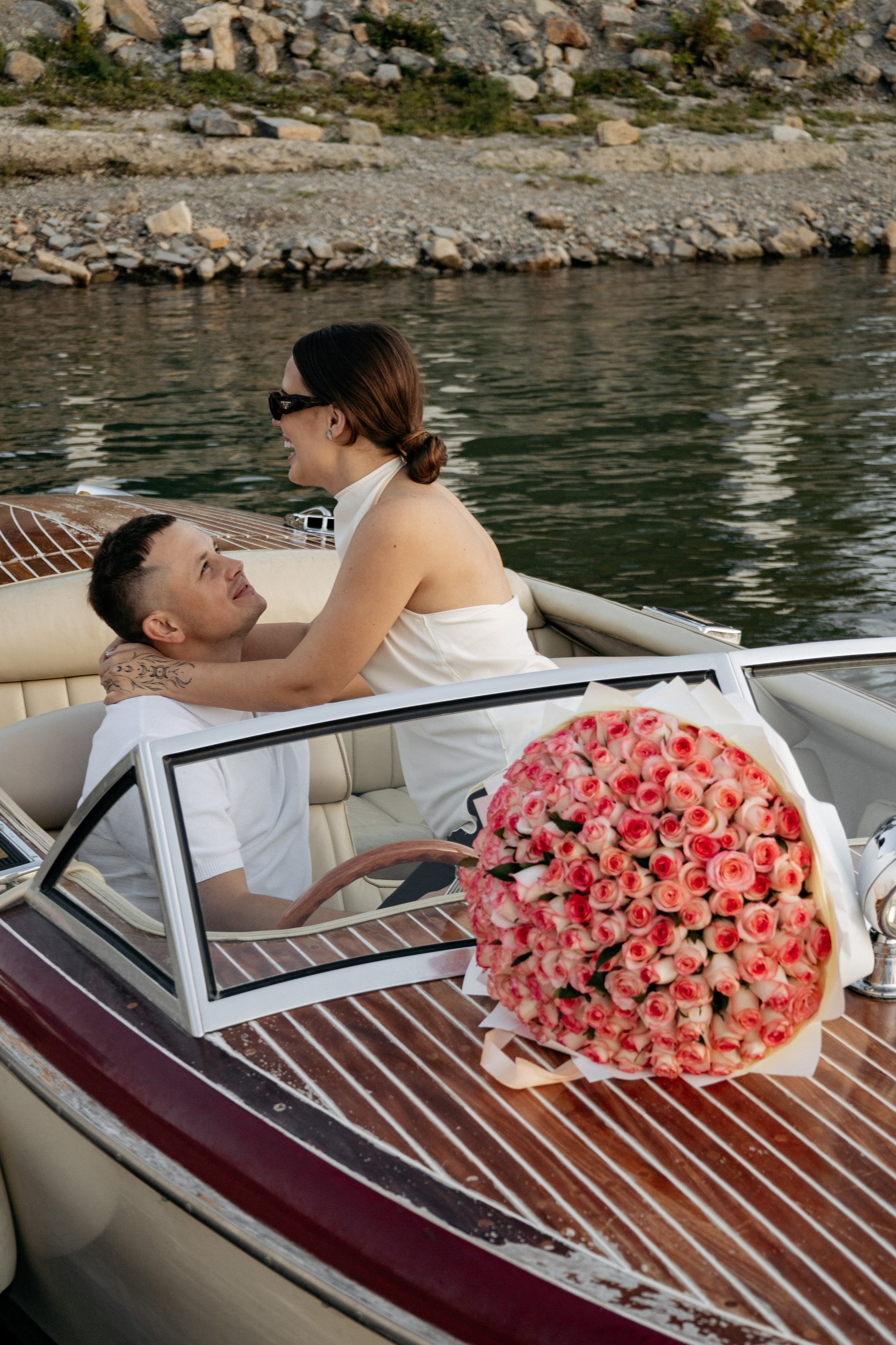 Наедине с природой: только они, плеск воды и шепот влюбленных