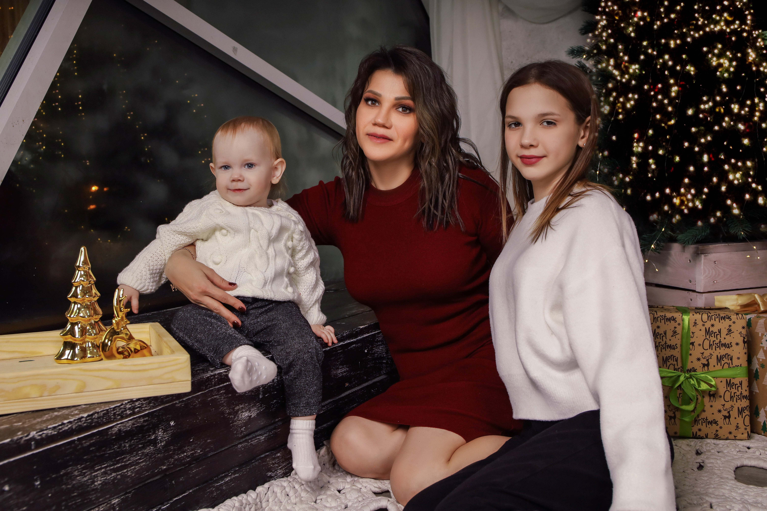 Мария с семьей. Новогодняя 2022