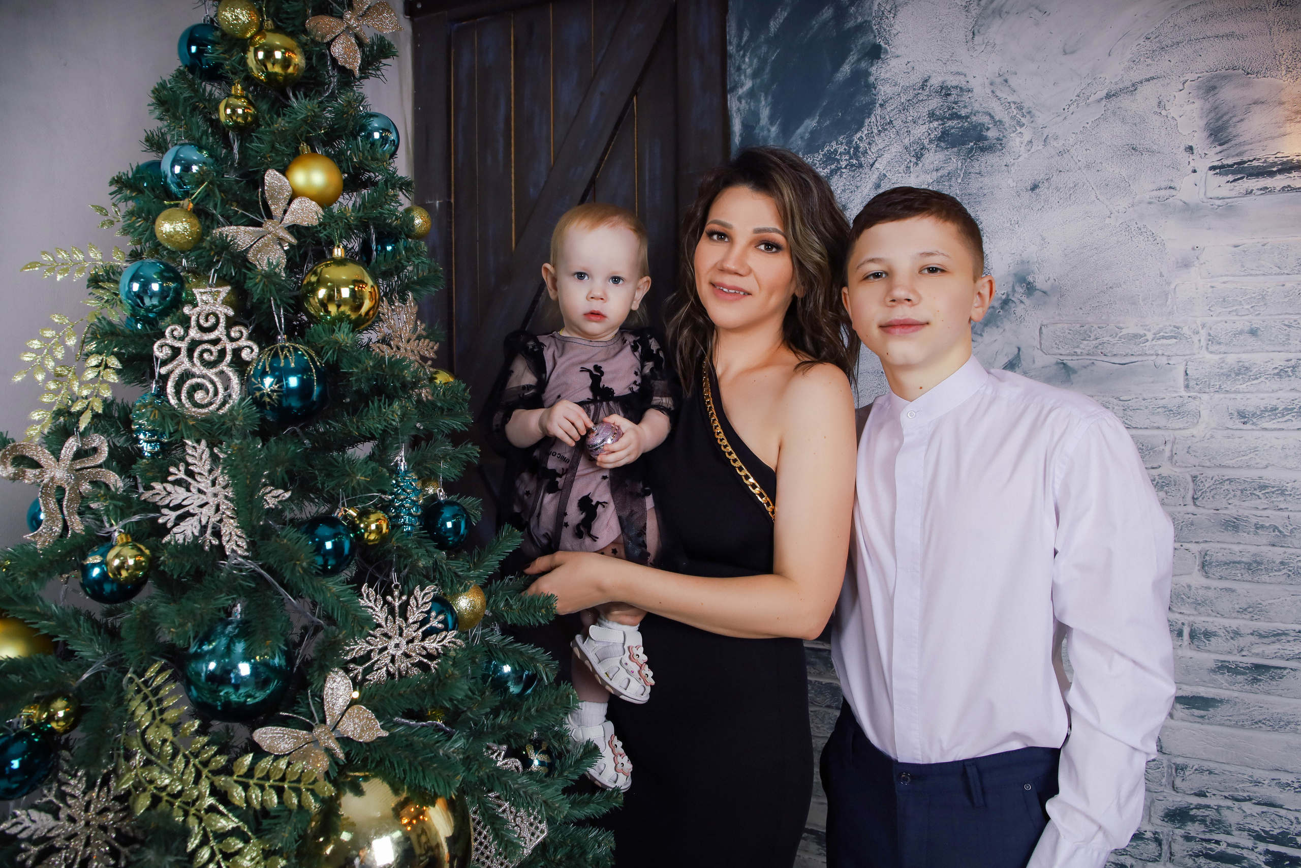 Мария с семьей. Новогодняя 2022