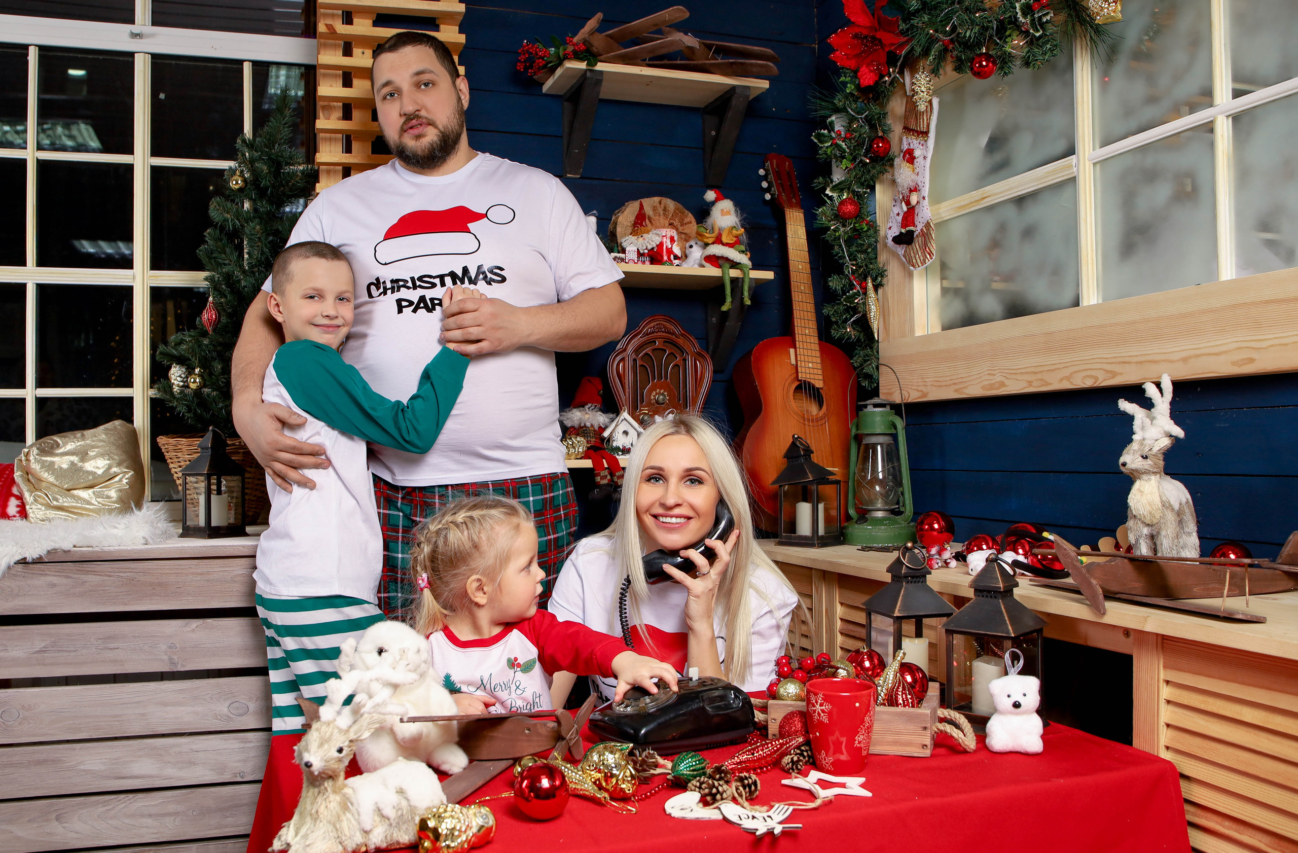 Анна с семьей.Новогодняя 2022