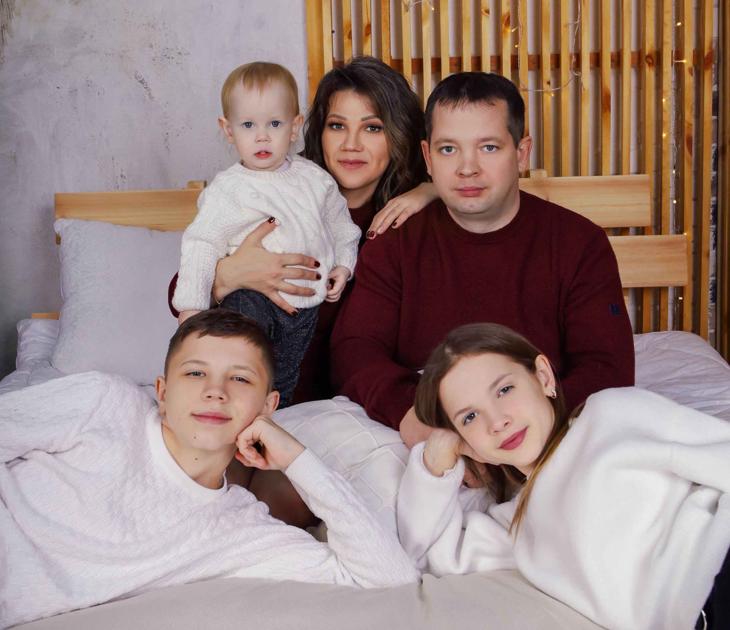 Мария с семьей. Новогодняя 2022