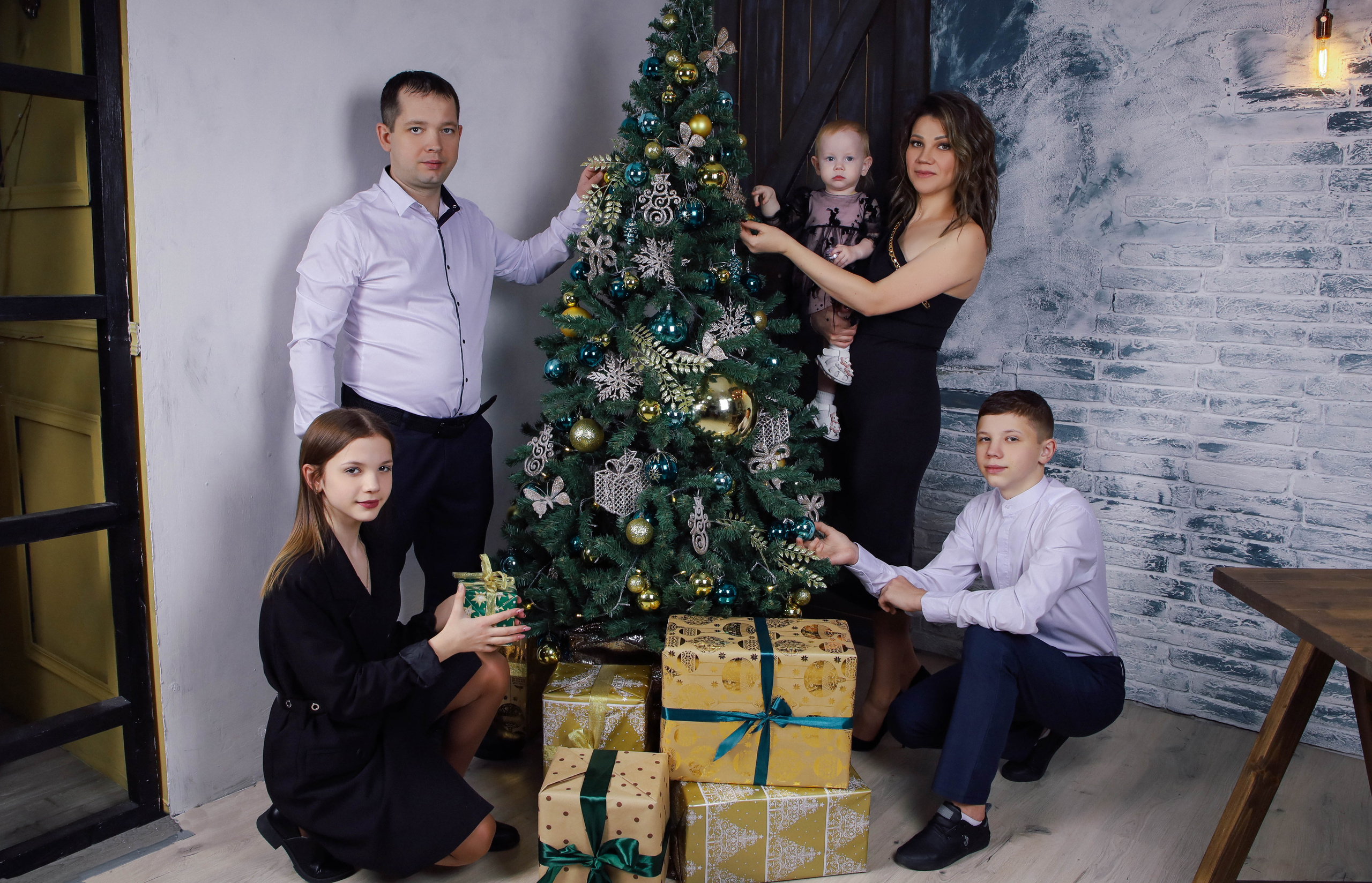 Мария с семьей. Новогодняя 2022