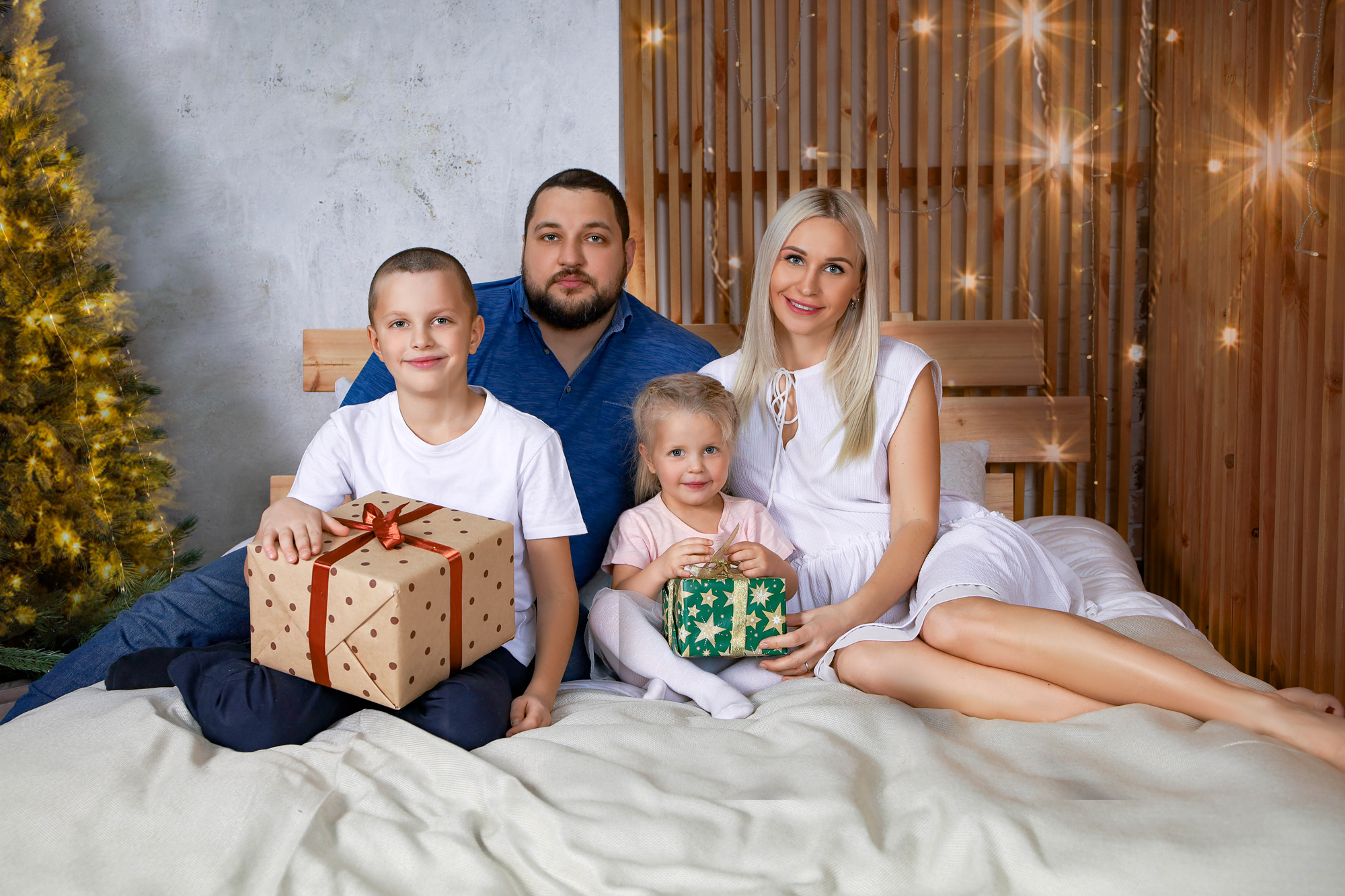 Анна с семьей.Новогодняя 2022