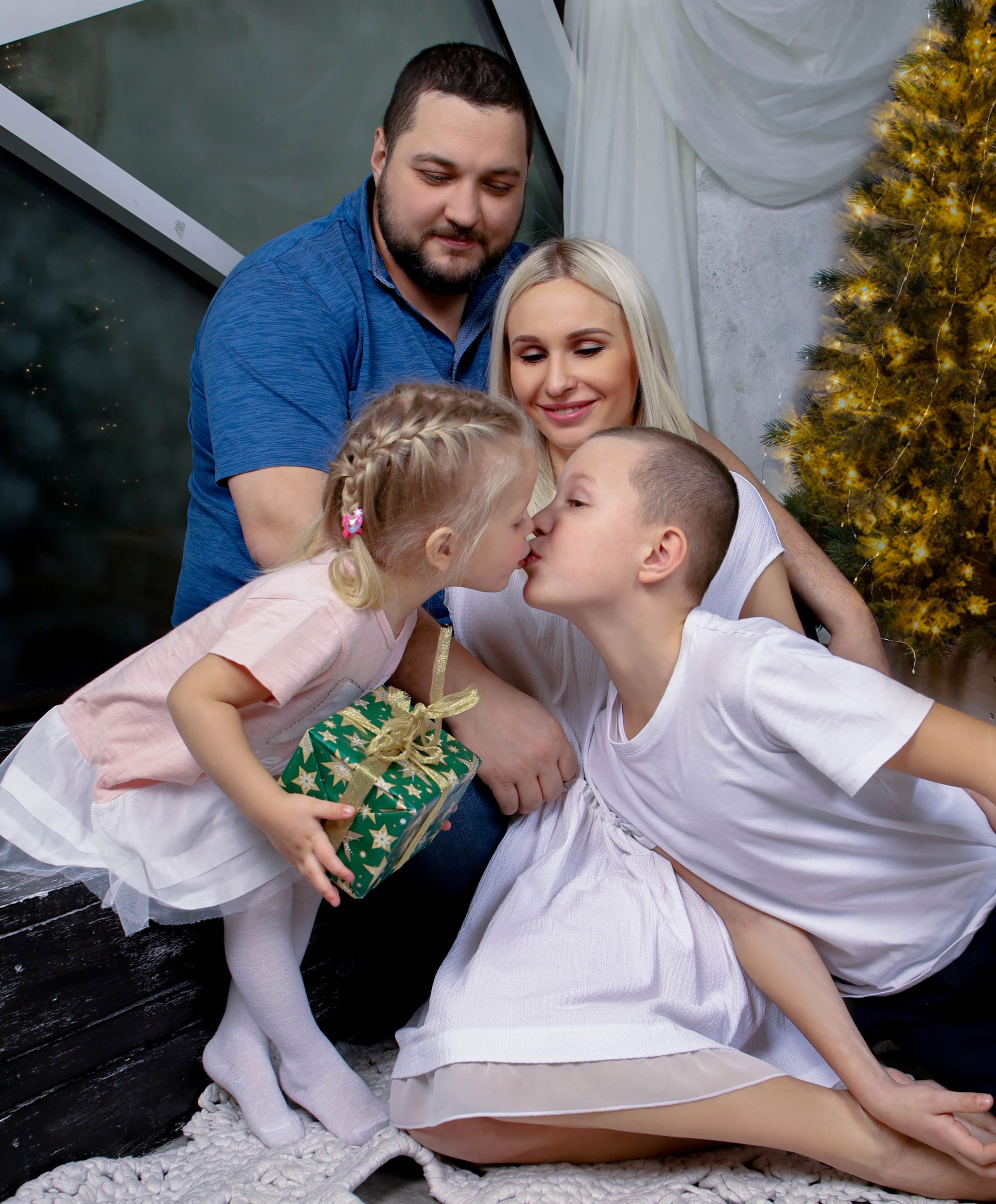 Анна с семьей.Новогодняя 2022