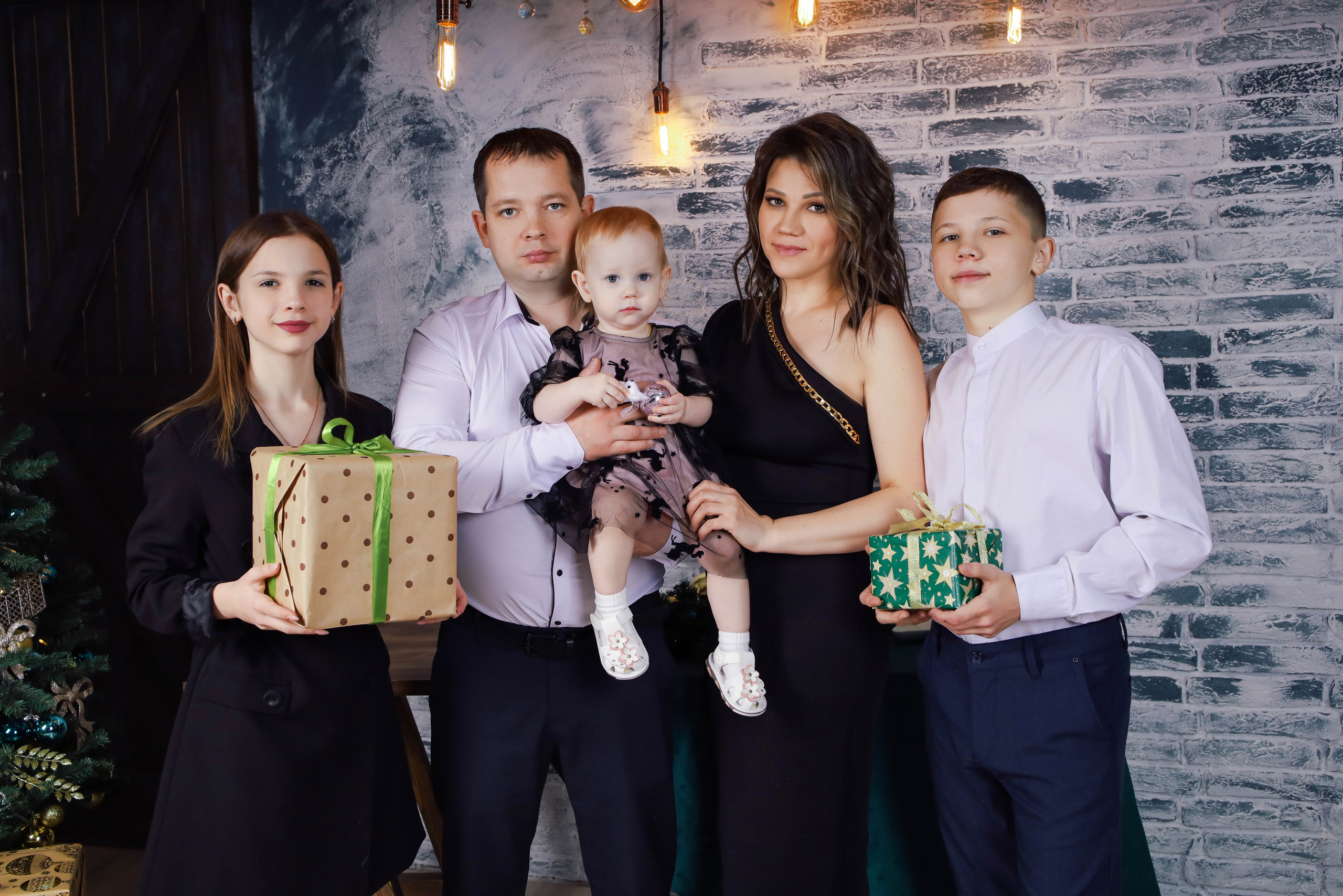 Мария с семьей. Новогодняя 2022