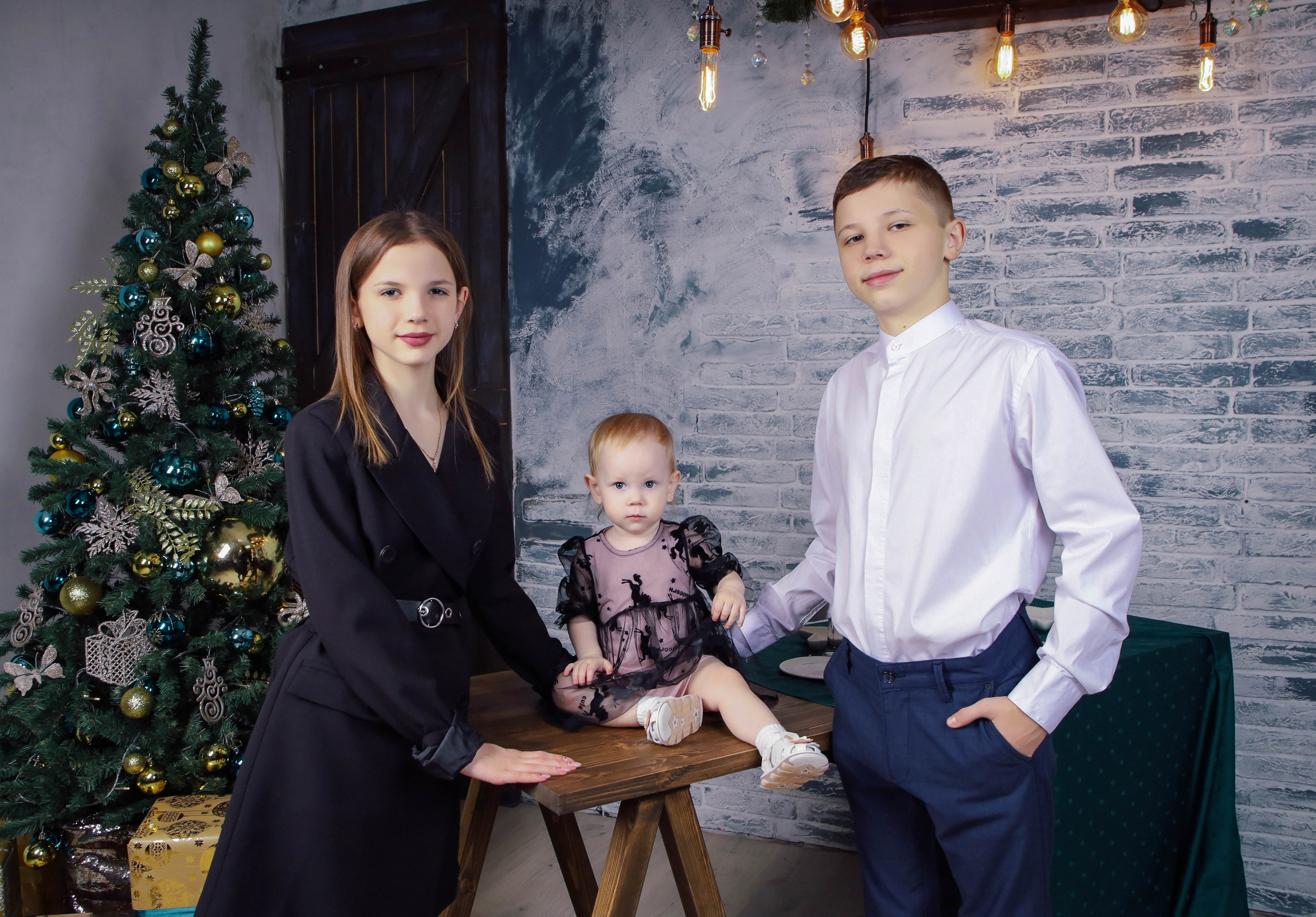Мария с семьей. Новогодняя 2022