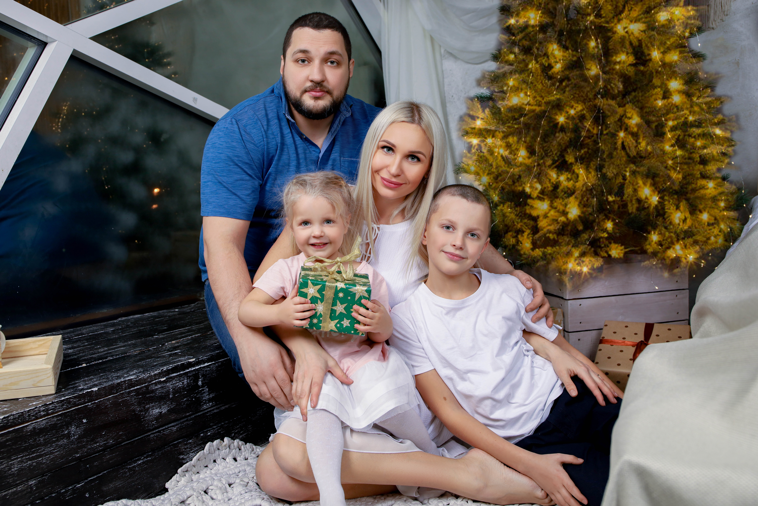 Анна с семьей.Новогодняя 2022