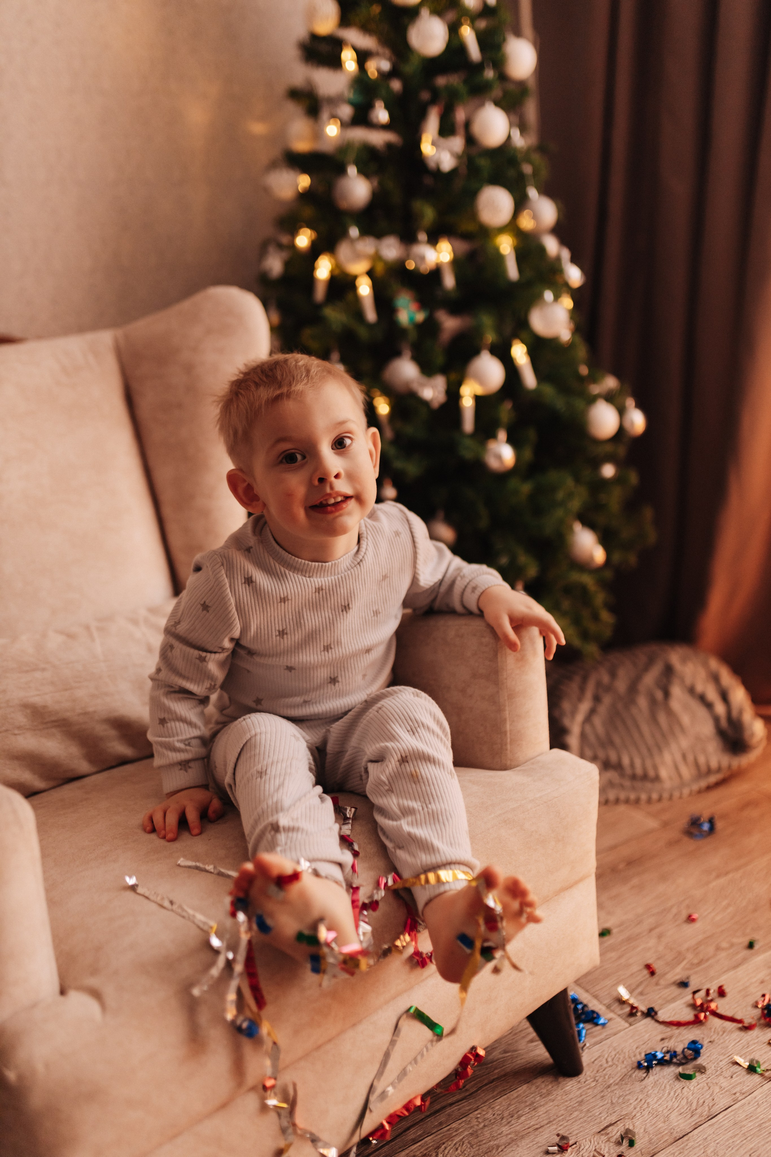 Новогоднее настроение Миши с родителями и Оскаром. Семейный фотограф Альбина Крутелева, Екатеринбург, Ревда