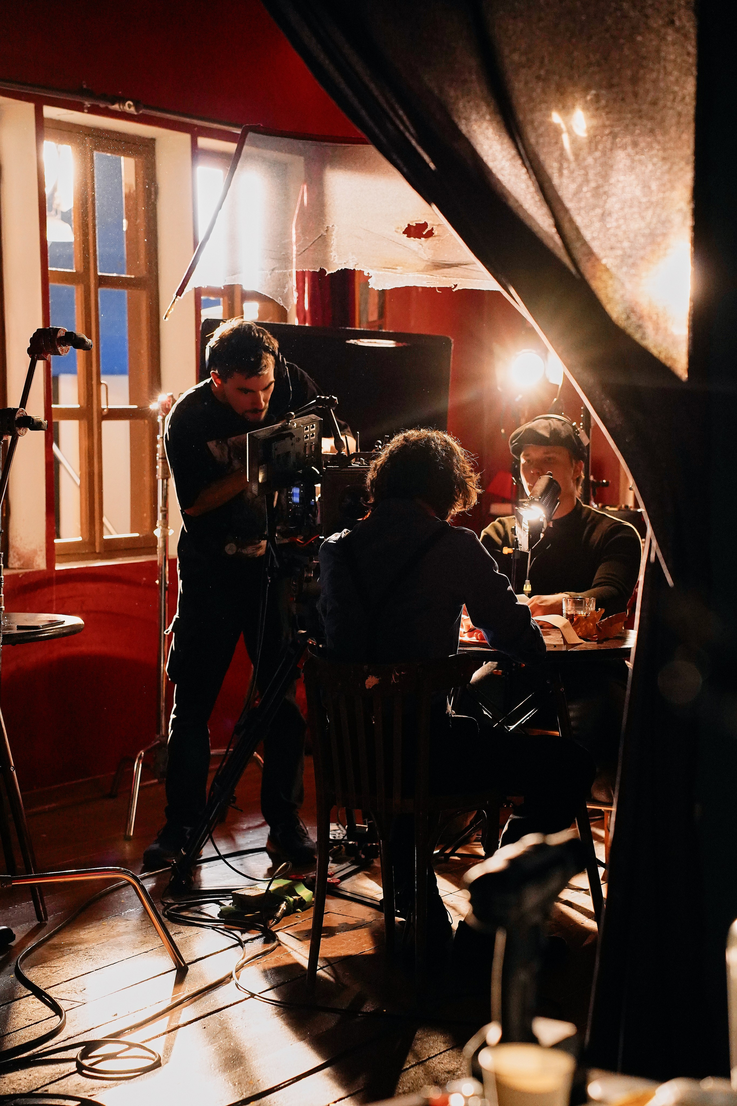 БЭКИ со съемок. Фотограф