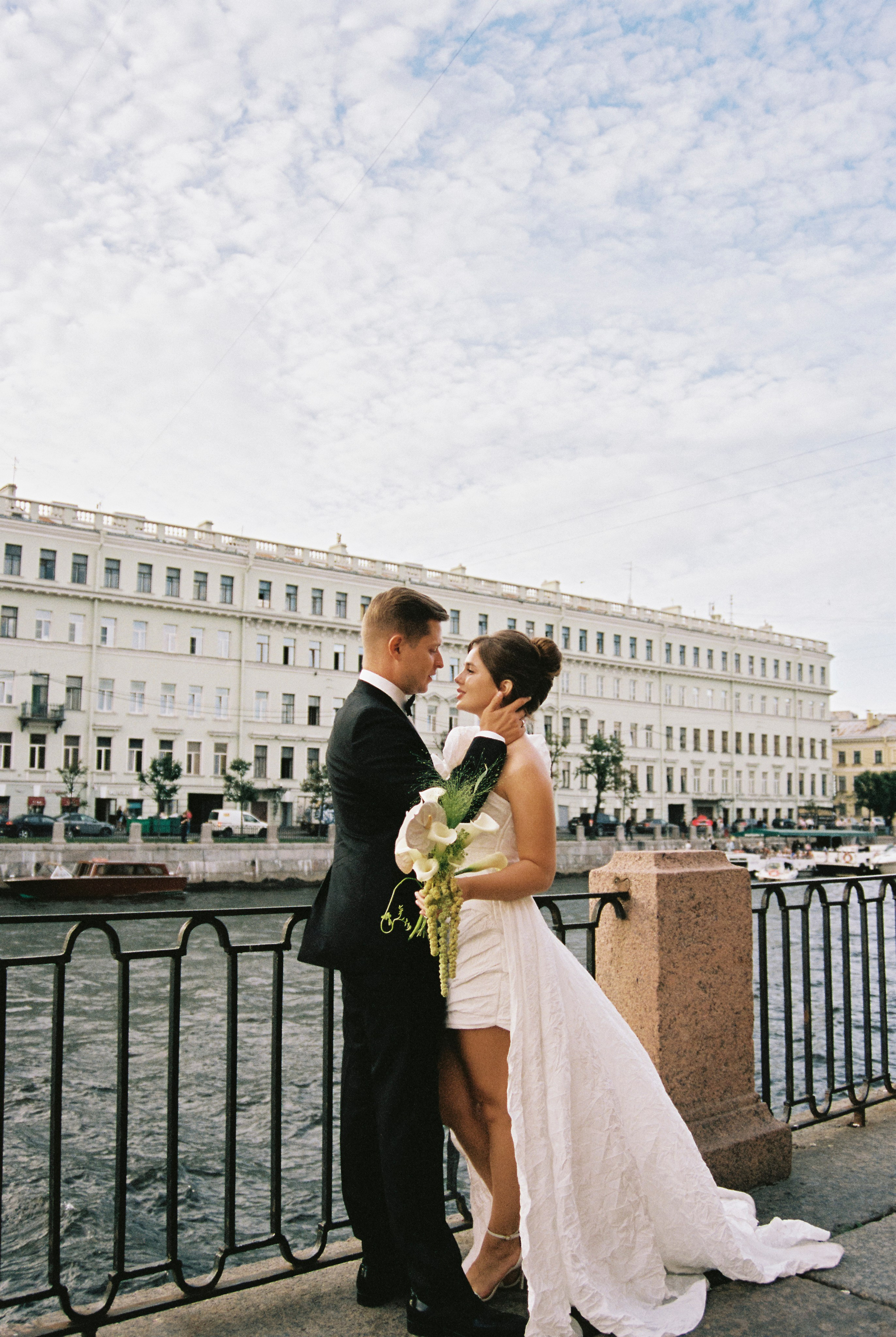 Настя и Лёша. Прогулка по Питеру. Катер. На цифру и плёнку. Свадебный фотограф Катерина Чулкова