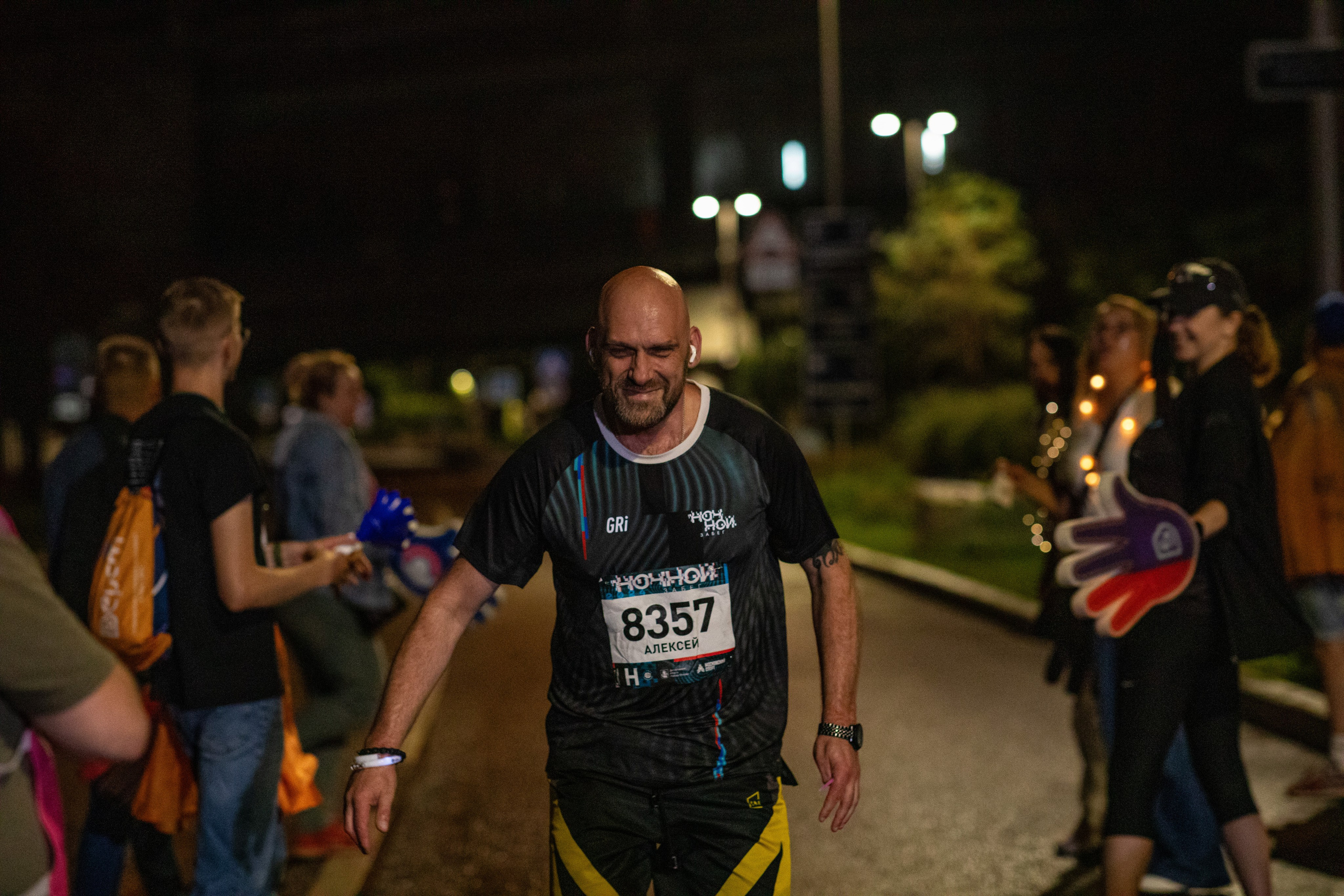 Ночной забег в ленте фотографий бегунов 03.08.24. Фотограф Сергей Ловкий