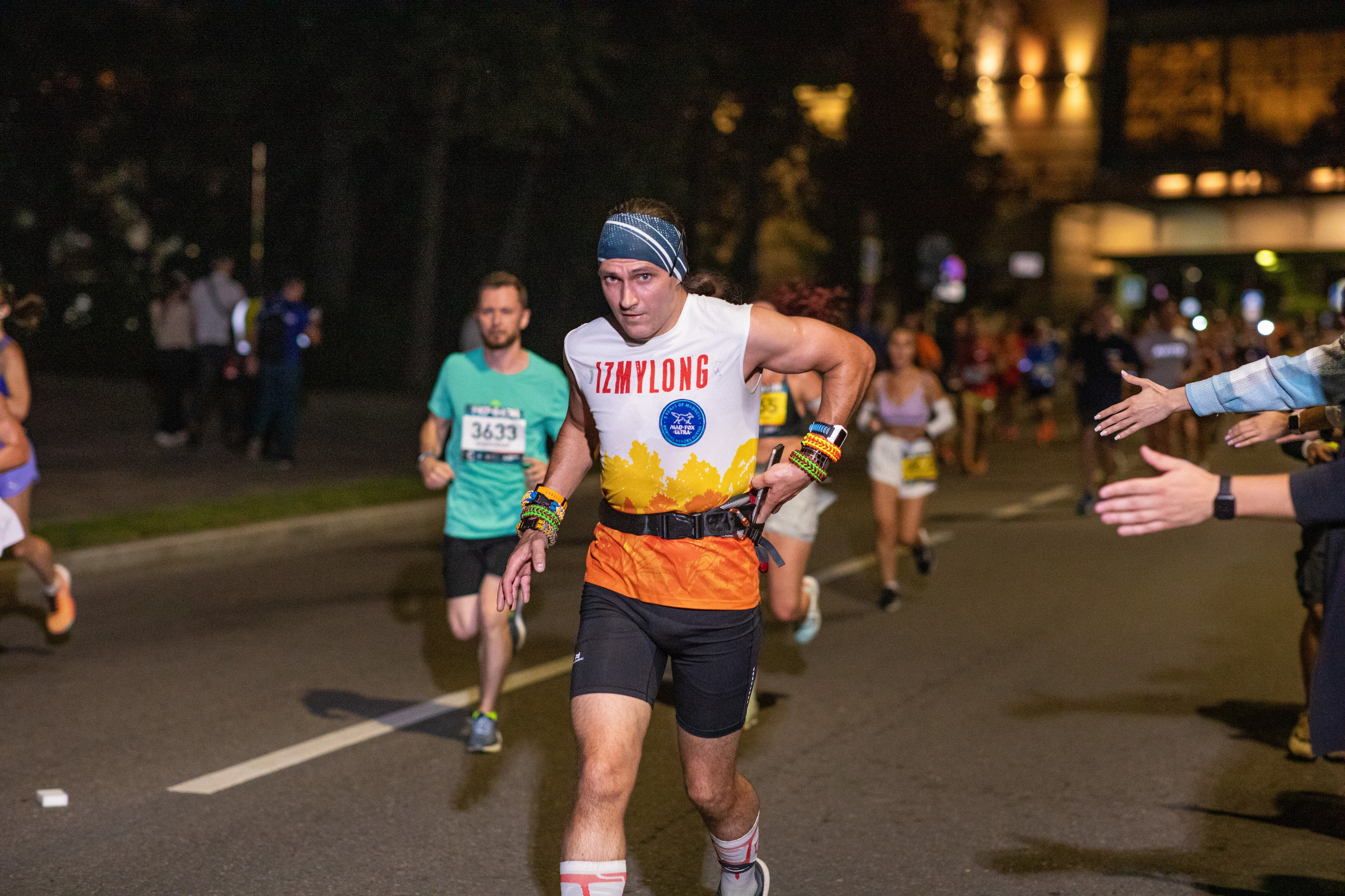 Ночной забег в ленте фотографий бегунов 03.08.24. Фотограф Сергей Ловкий