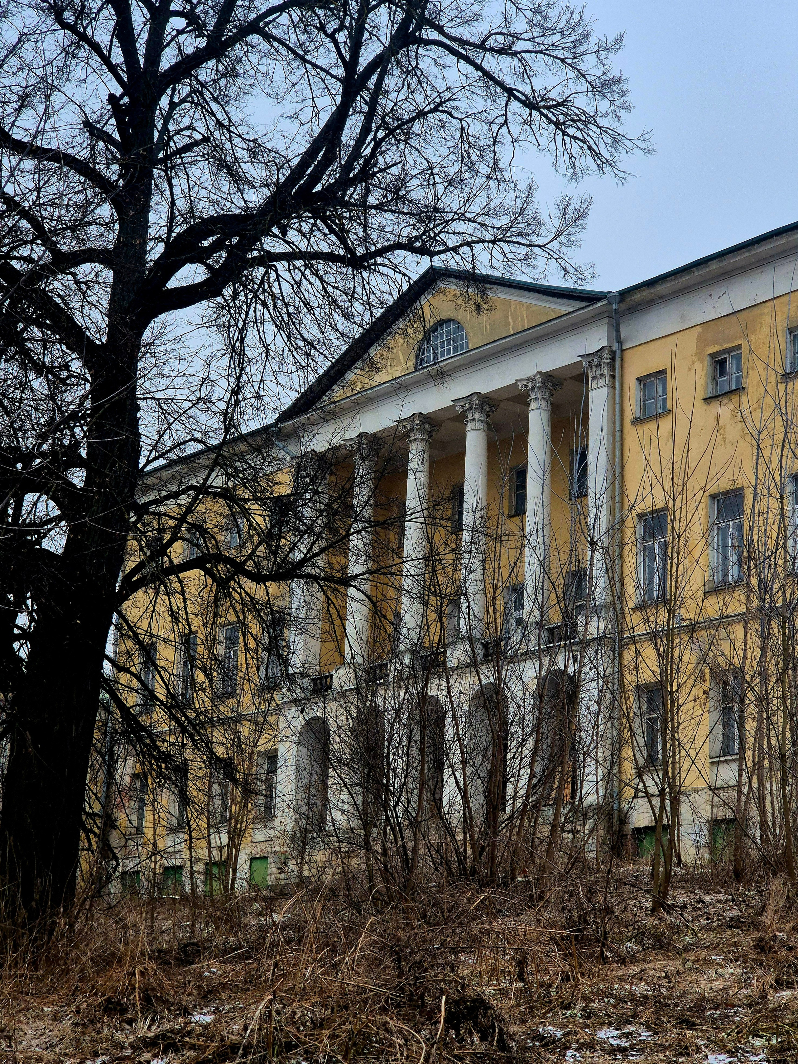 Парадный фасад усадьбы обращен к реке Пахре