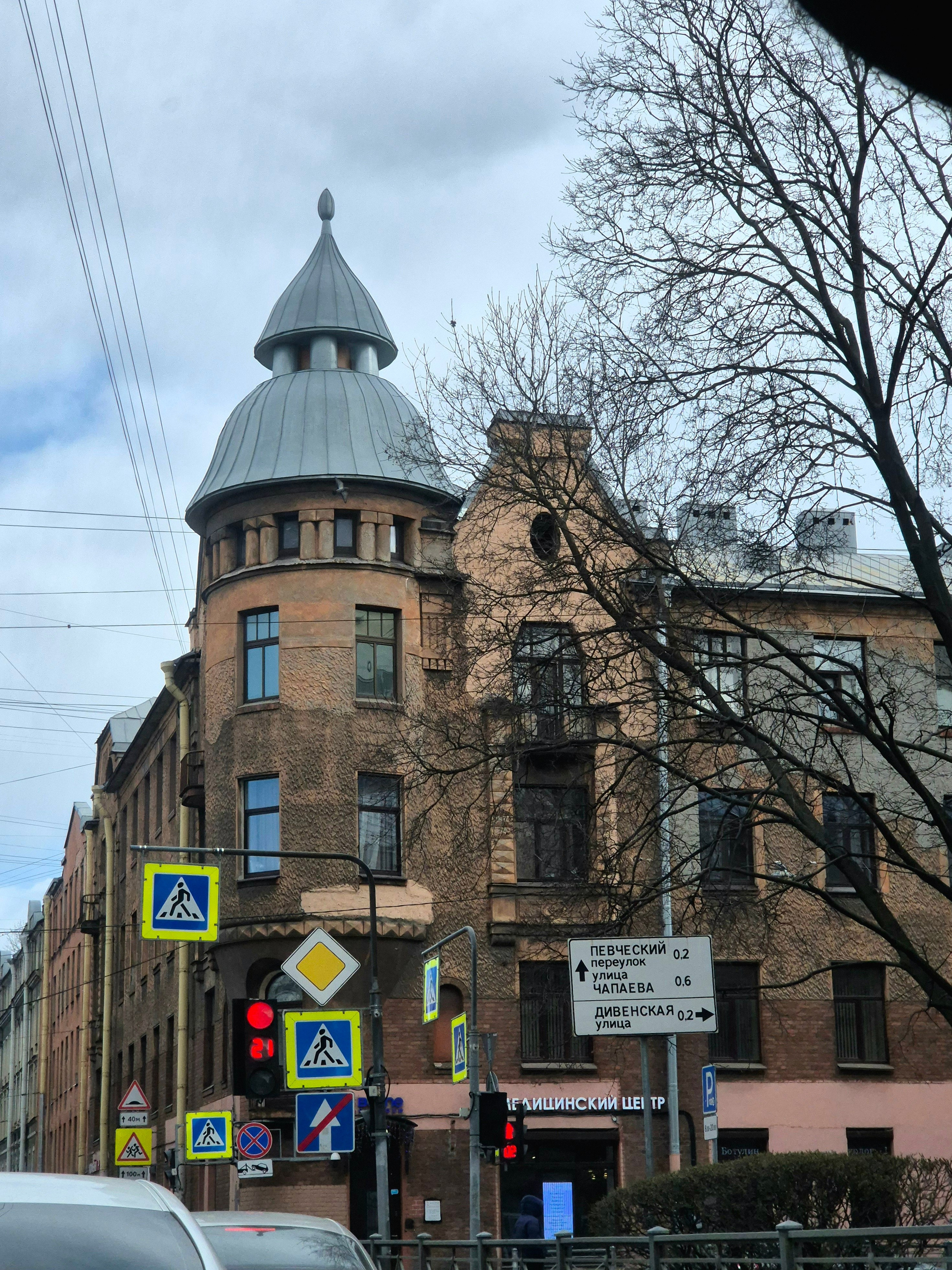 По дороге на рынок наслаждался зданиями Петроградской стороны. Вроде просто жилые дома, но каждый - произведение искусства