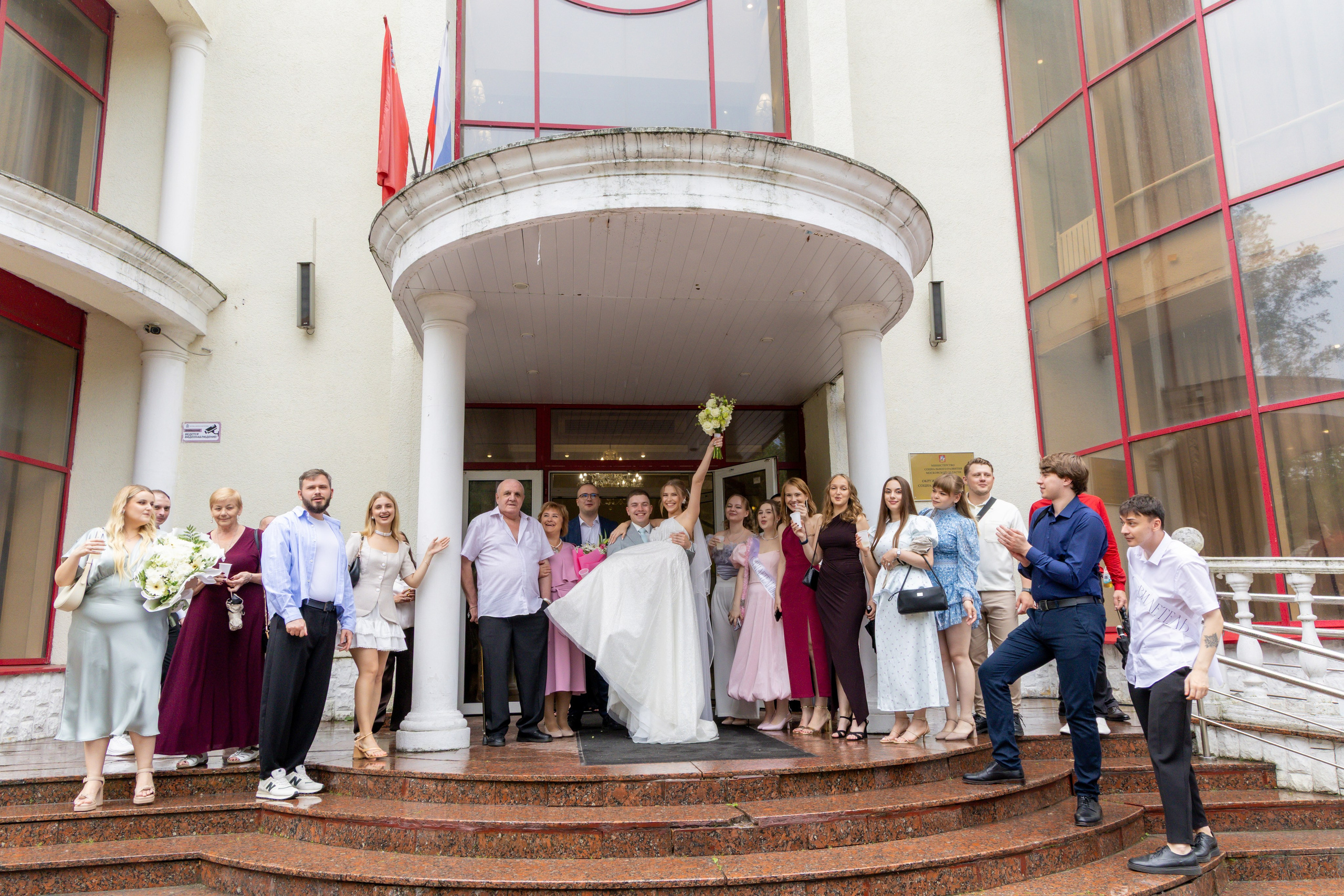 ЗАГС, прогулка в Кусково и банкет. Свадебная фотосъёмка в Москве от 15 000₽ — фото и видео в один день