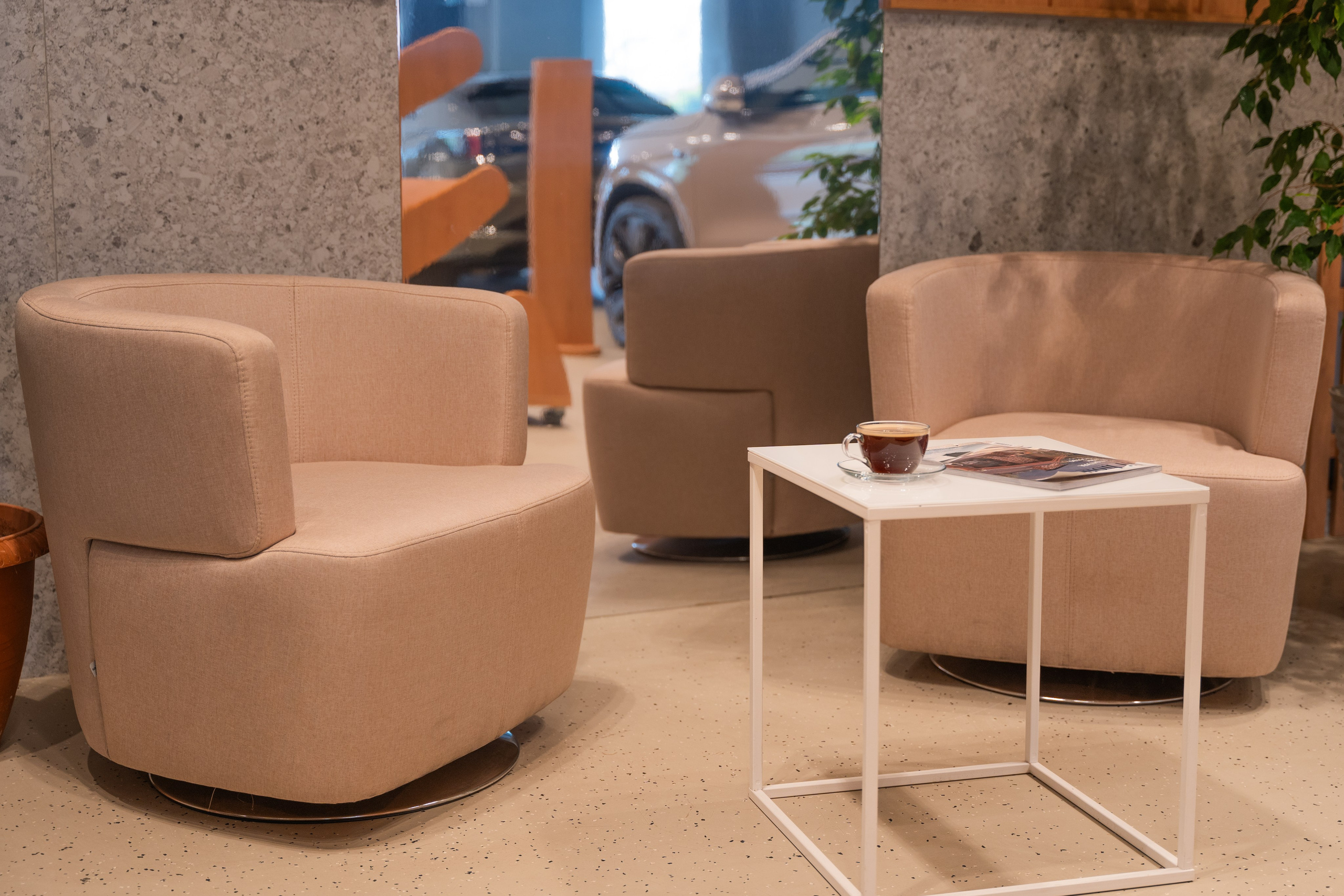 Интерьерная фотосъемка автосалона Elrus в Краснодаре. Zeekr, LiXiang Профессиональная фотосъемка интерьера премиум-автосалона в Краснодаре. Шедевры для Вас! Фотограф и Видеограф в Краснодаре Пахиев Руслан