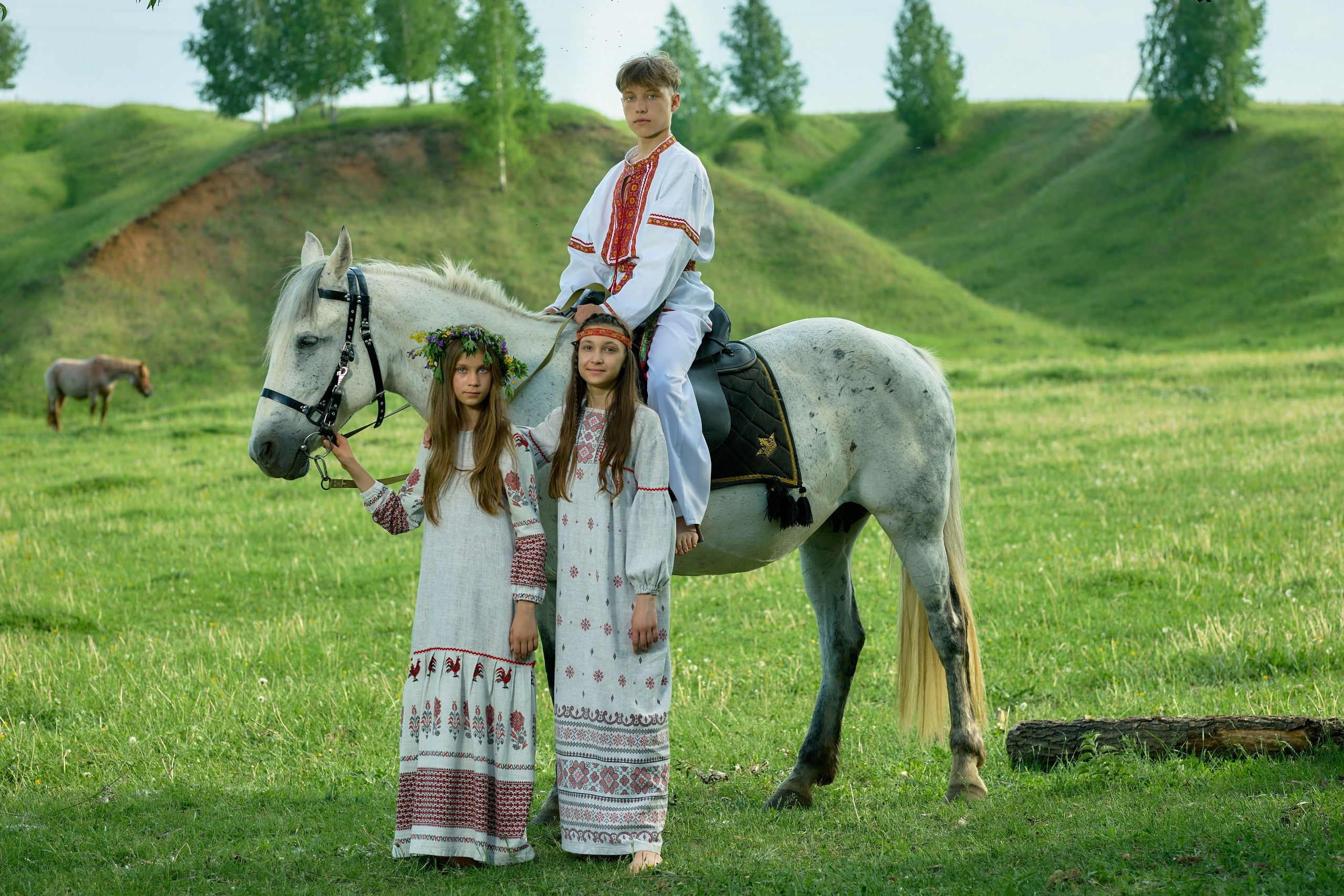 Детская фотосессия с лошадью в народных костюмах. Владимир Суздалов (ProMaXe) — Портретный фотограф, тематические фотосессии в Чебоксарах