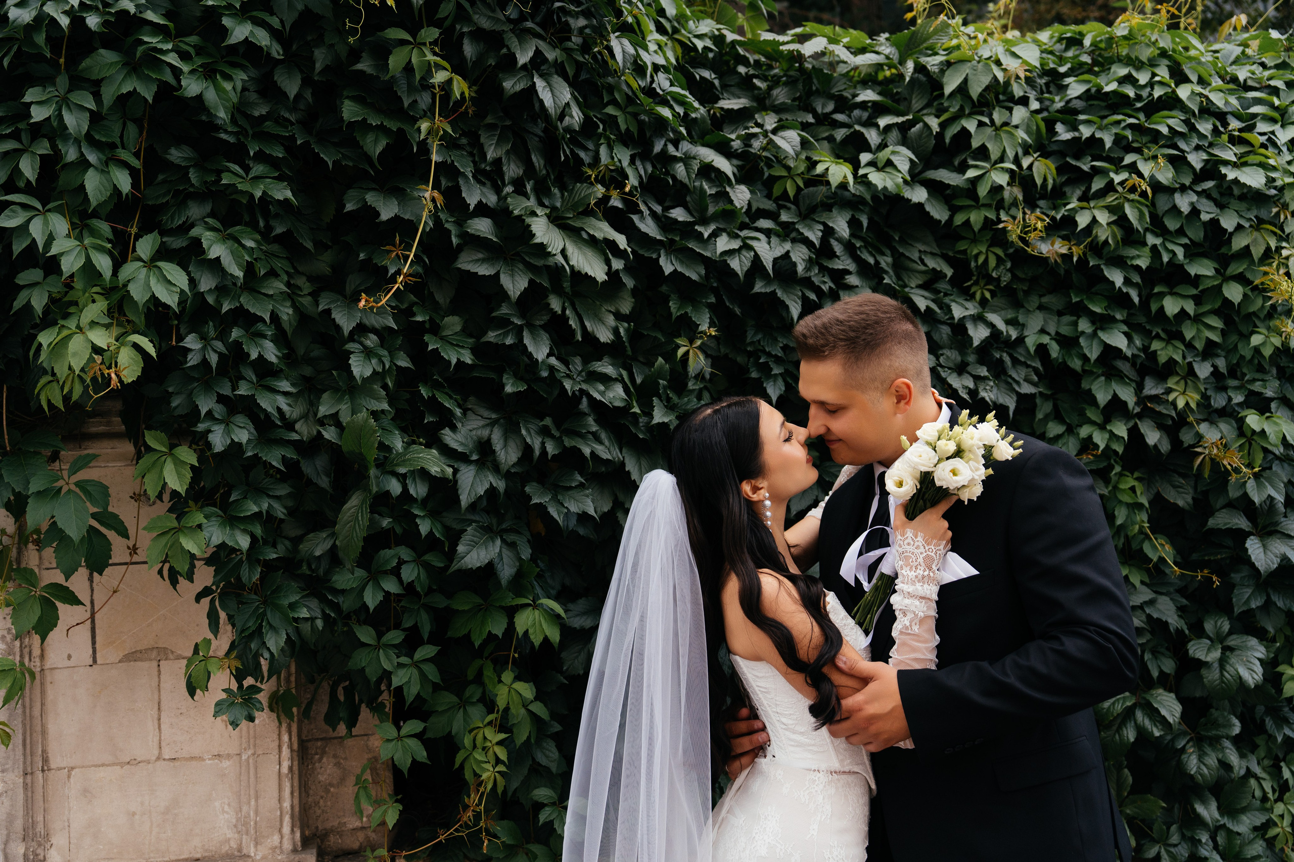 Свадебная фотосессия в Москве у высотки на Котельнической набережной. Свадебный фотограф в Москве Анна Полушина