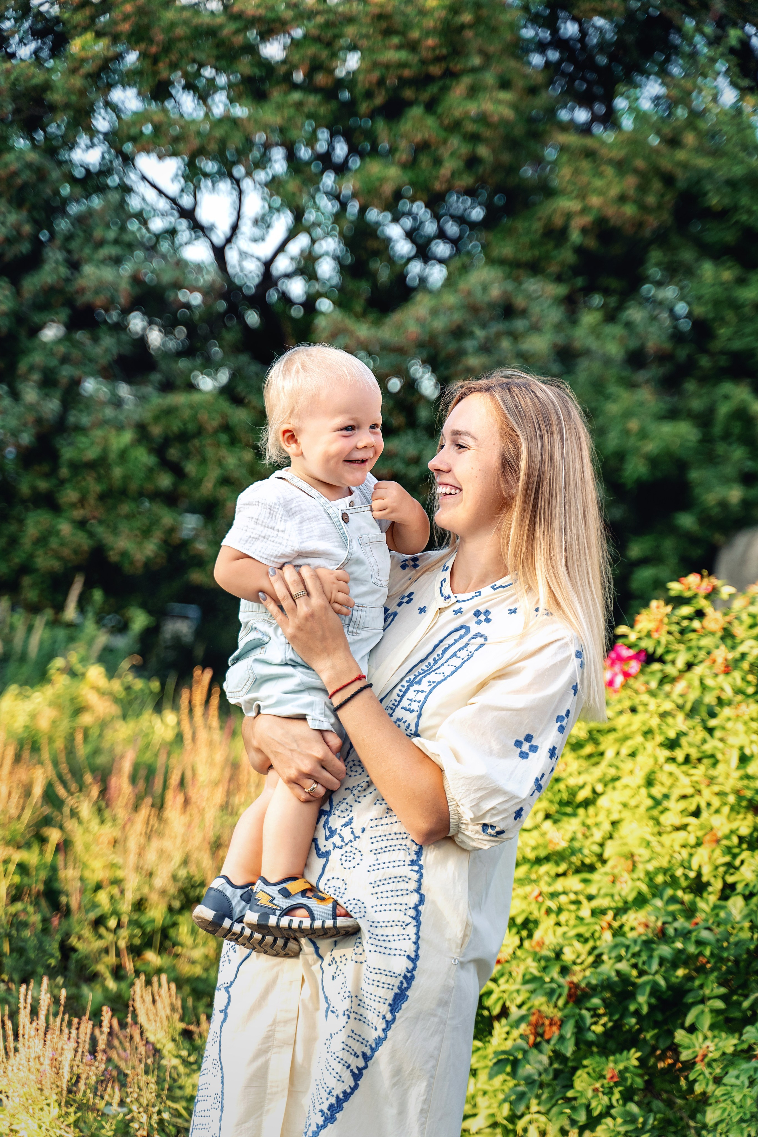 Семейная прогулка в парке Музеон на закате. Фотограф \ Видеограф на Крещение, Венчание Москва| Семейные съемки