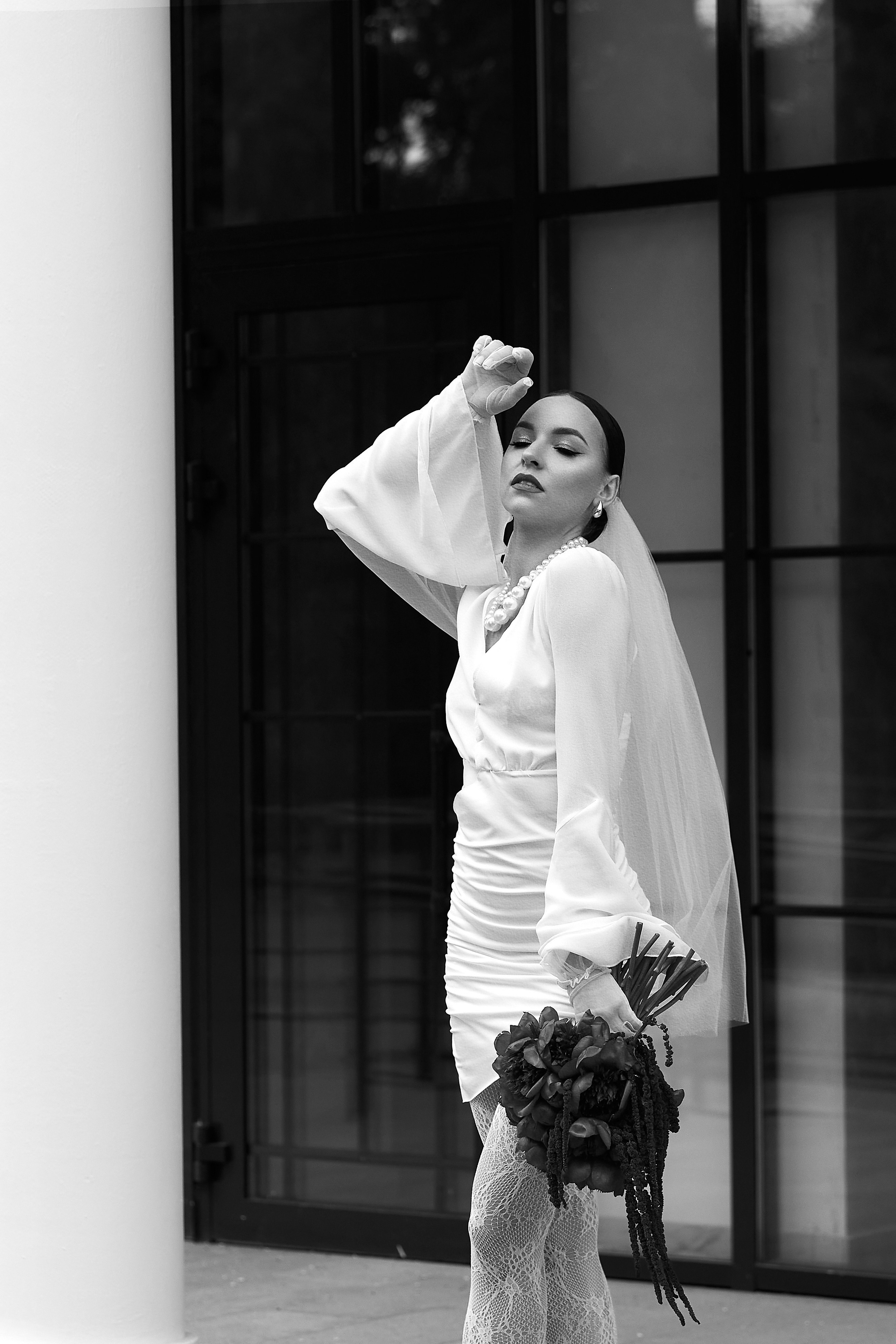 Фешен-съемка невесты в коротком платье с красным букетом. Автор фото: Орешина Елена.