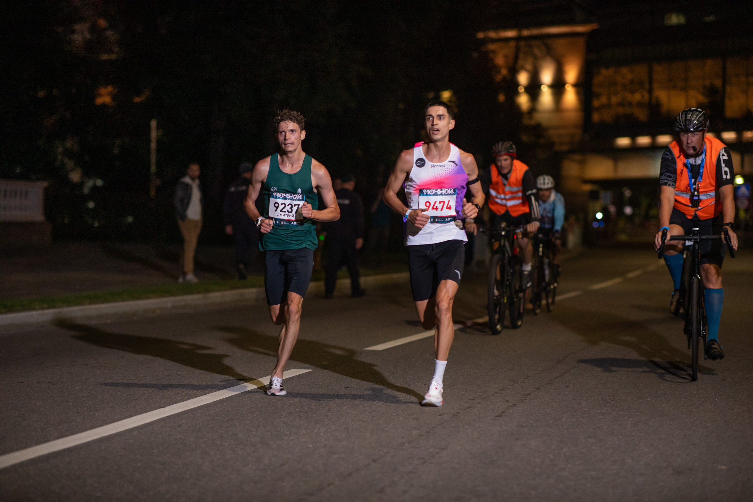 Ночной забег в ленте фотографий бегунов 03.08.24. Фотограф Сергей Ловкий