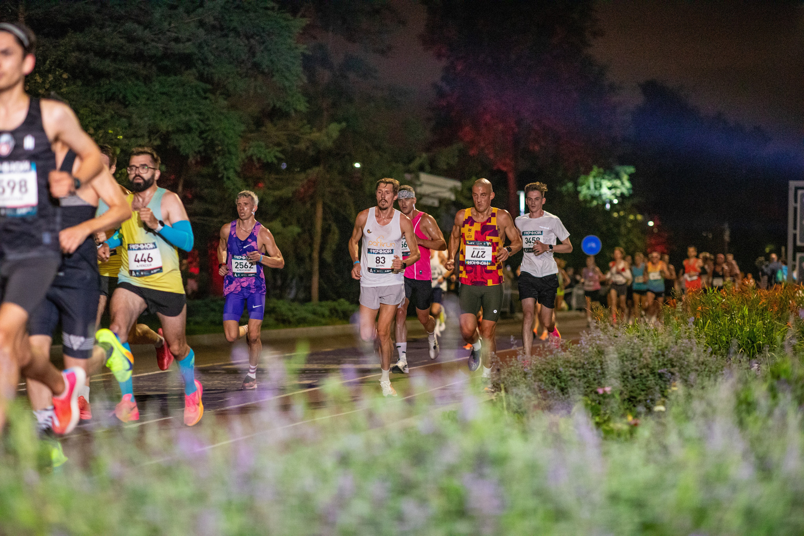 Ночной забег в ленте фотографий бегунов 03.08.24. Фотограф Сергей Ловкий