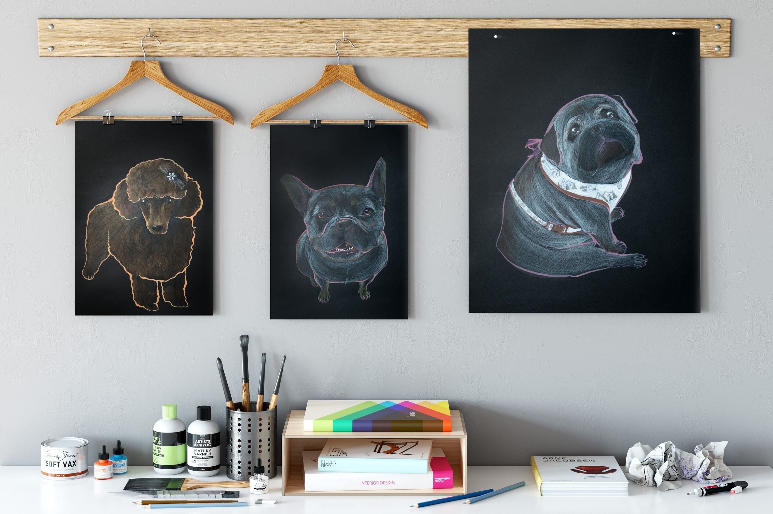 Интерьерный мокап: три постера с портретами собак на тёмном фоне на деревянной рейке над рабочим столом»