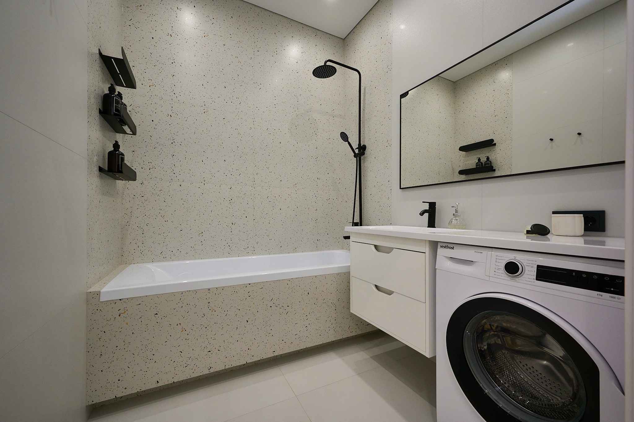 ванная комната светлые оттенки белые полки белая раковина большое зеркало ванна