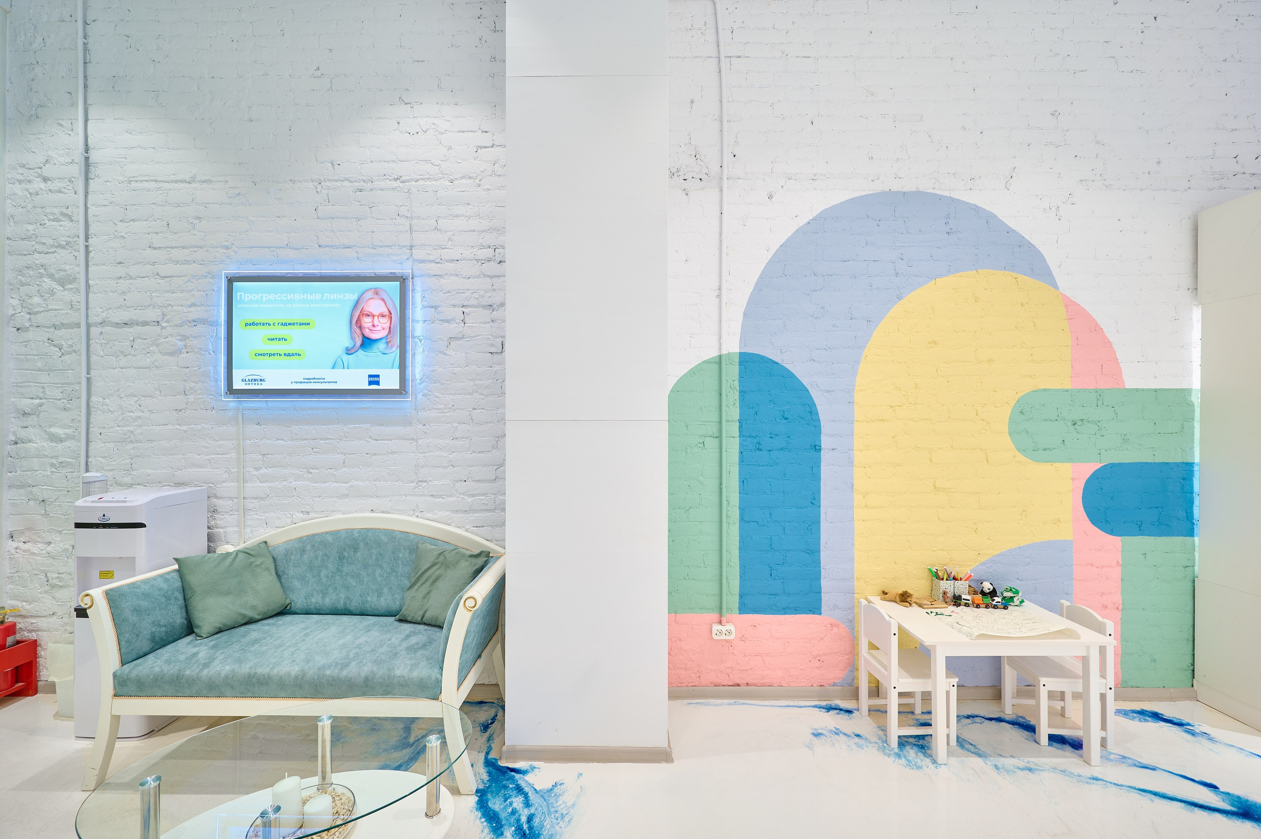 диван голубой  белый стол 