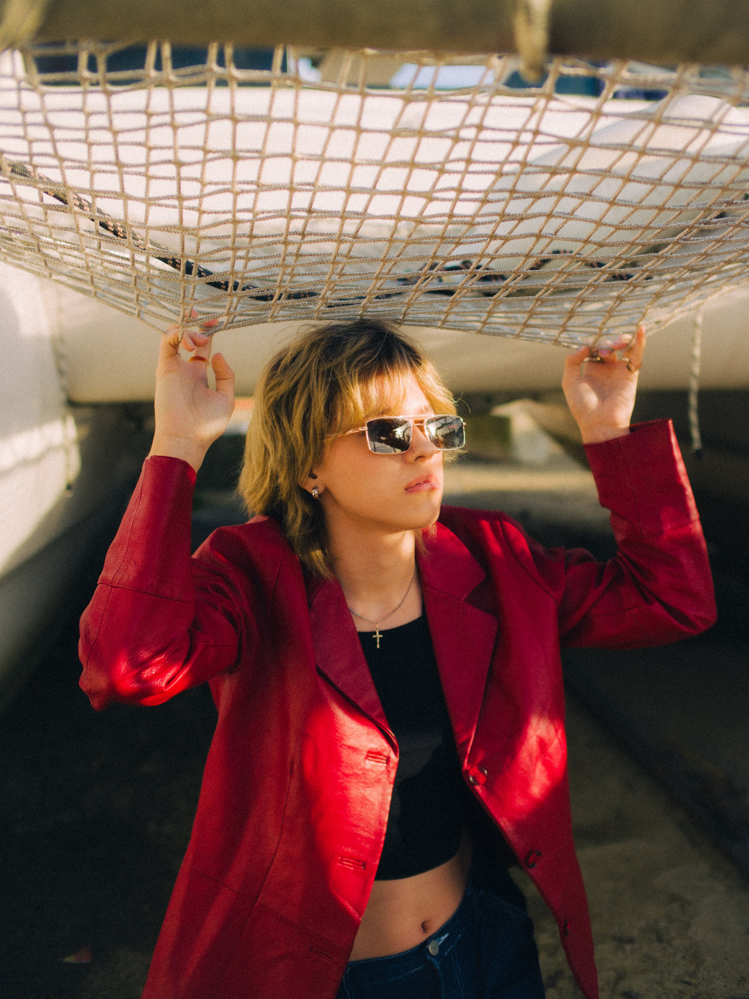 Вика среди заброшенных кораблей. Главная