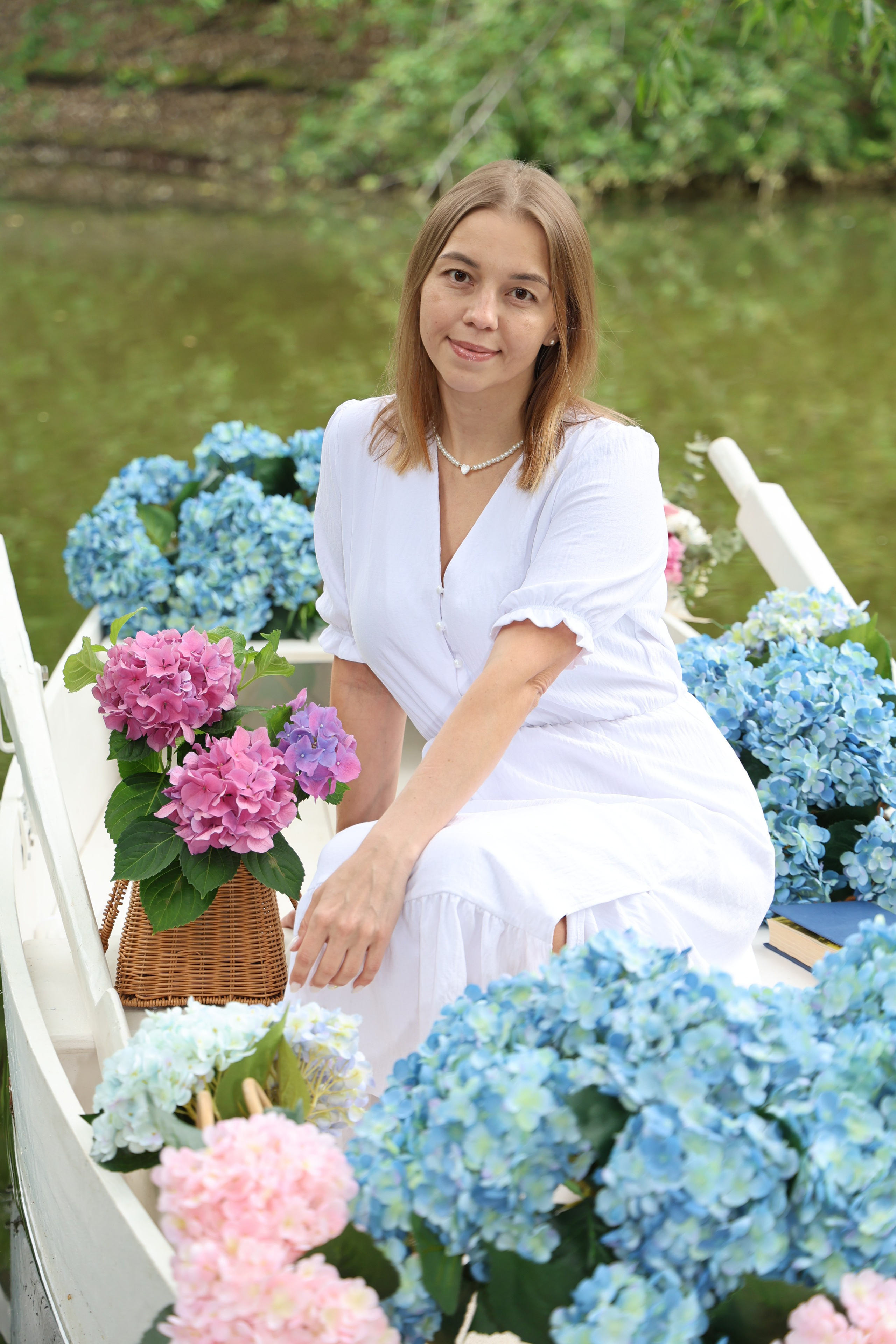 Фотосессия в лодке, лодка, озеро, платье, книга, шляпа, зонт, перчатки, весла, лето. Свадебный, семейный, женский и детский фотограф из Екатеринбурга