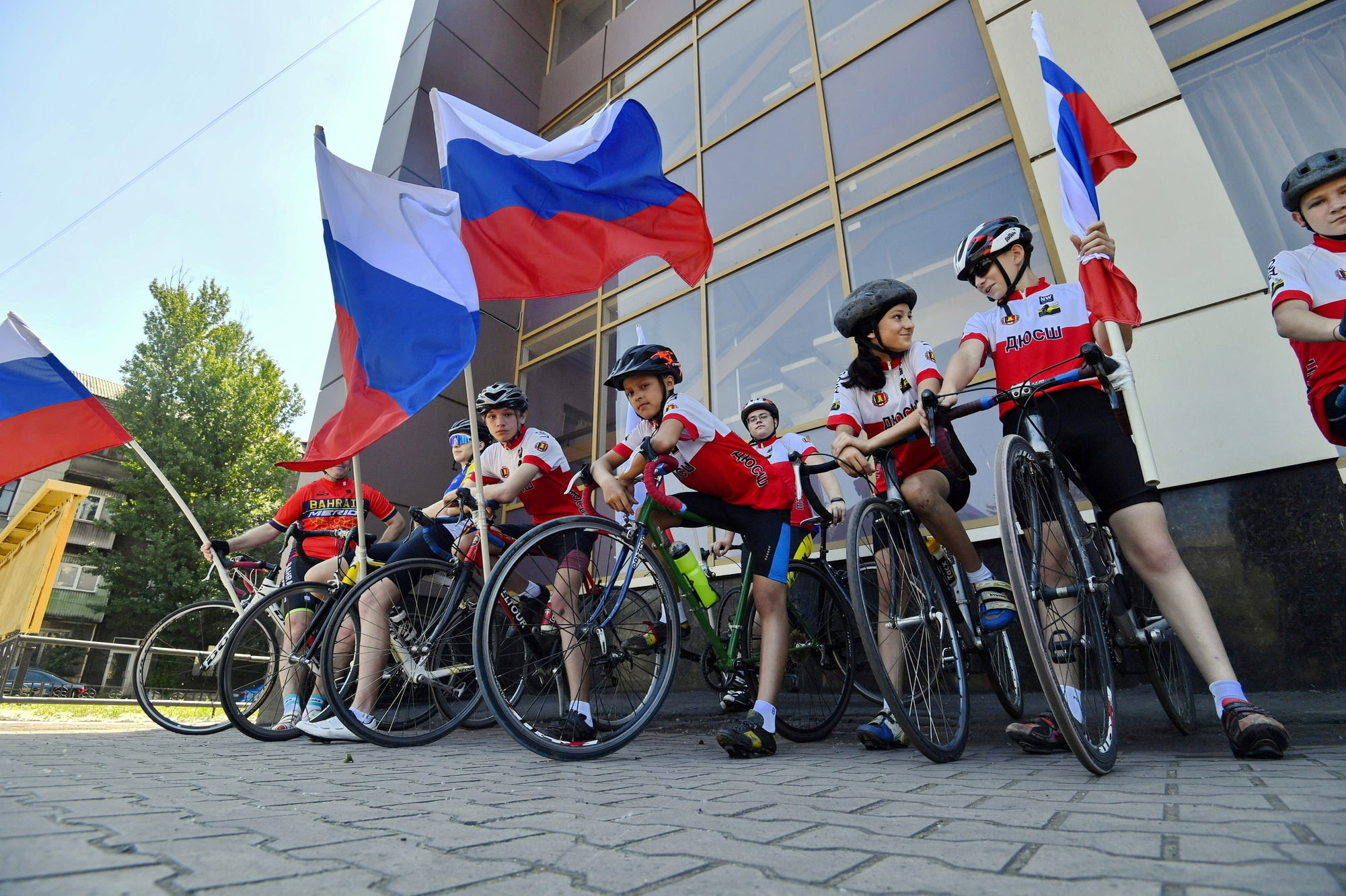 Официоз по плану, жизнь — между кадров: как снять День России и остаться собой. Документальный фотограф Сергей Вдовин