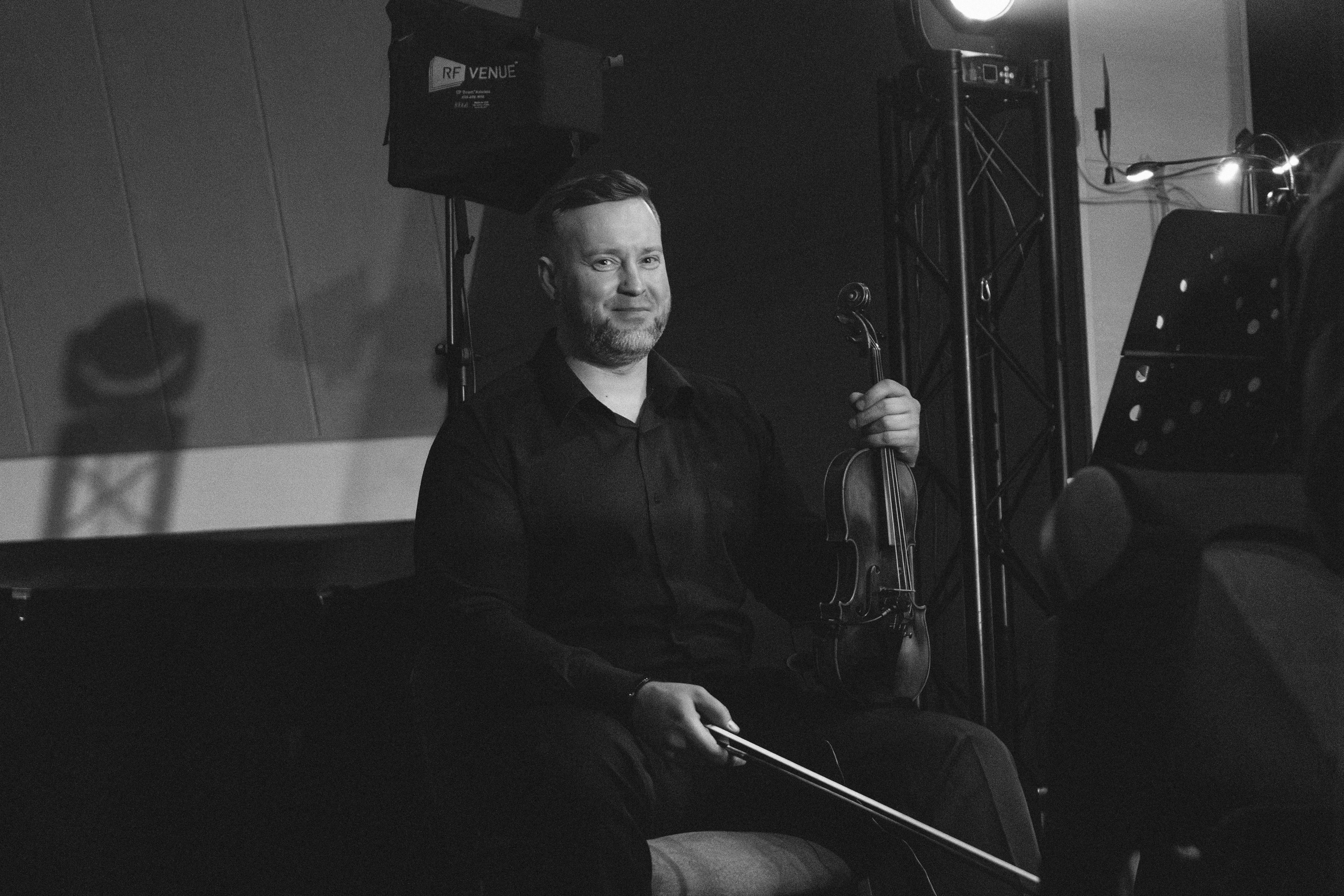 Сергей Бобунец в Красноярске 18.03.26. Фотограф Красноярск съемки лавстори, фотосессия в студии, портретная съемка, творческие фотосессии