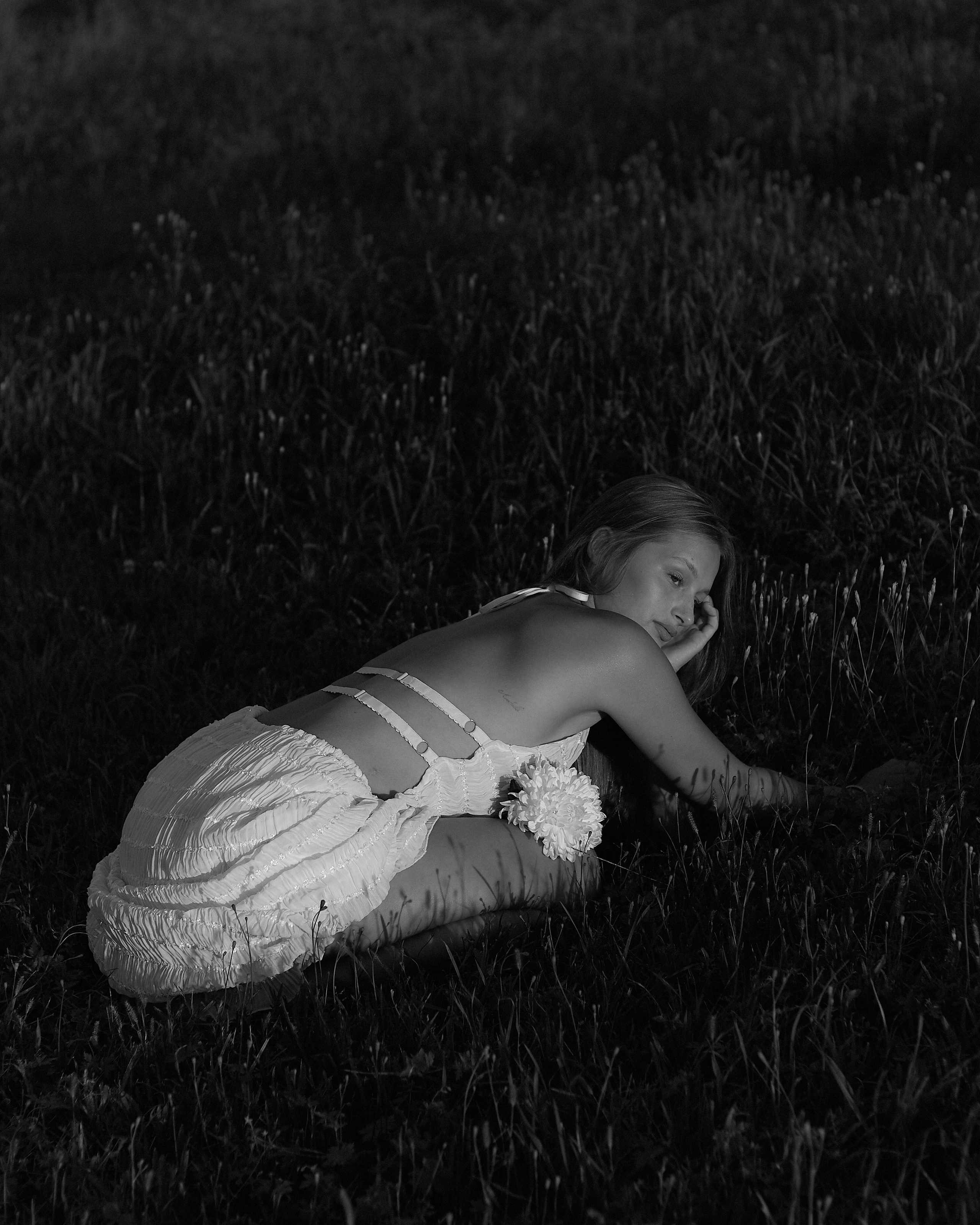 фотосессия девушки в поле