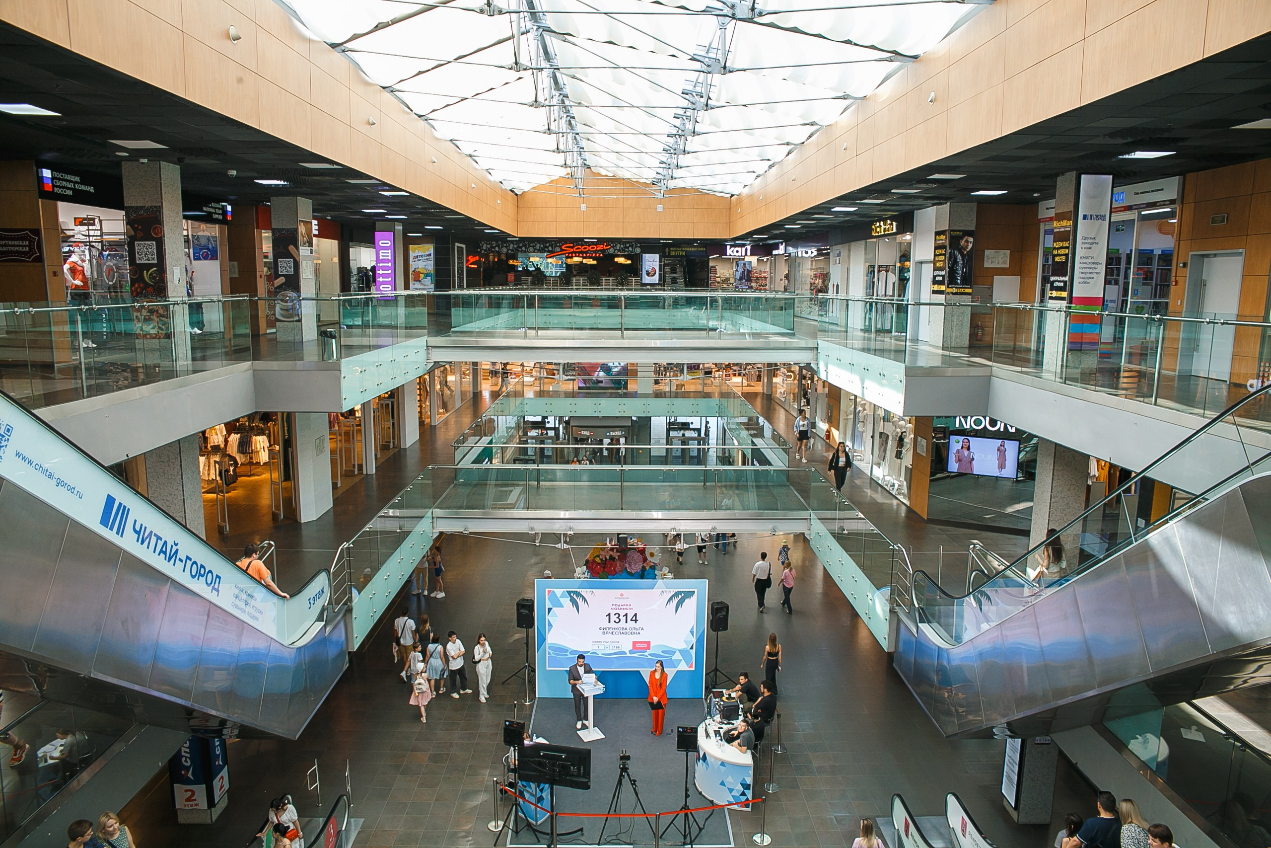 Розыгрыш подарков в ВТЦ. Событийный фотограф Максим Бескоровайновнов