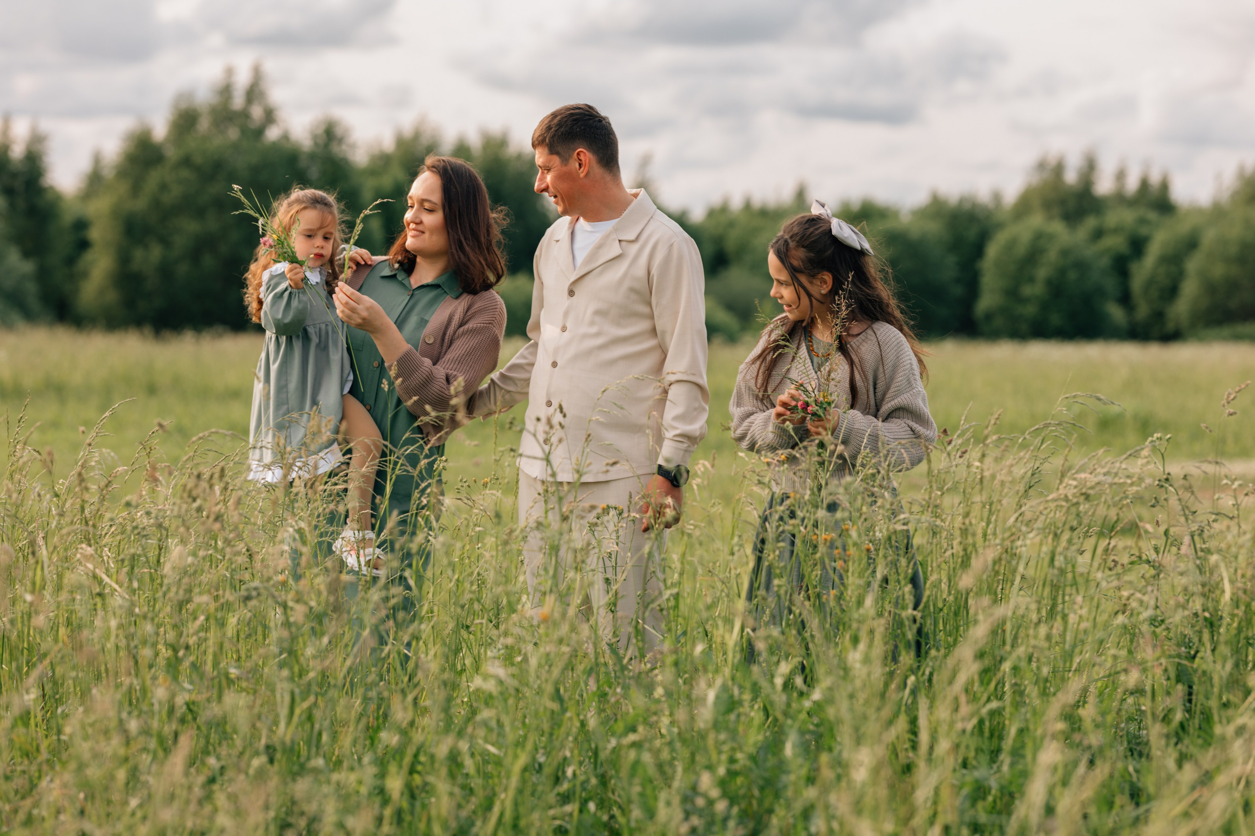 Анна, Марчелло, Настенька и Влада в поле. Фотограф Москва Светлана Кирюшина