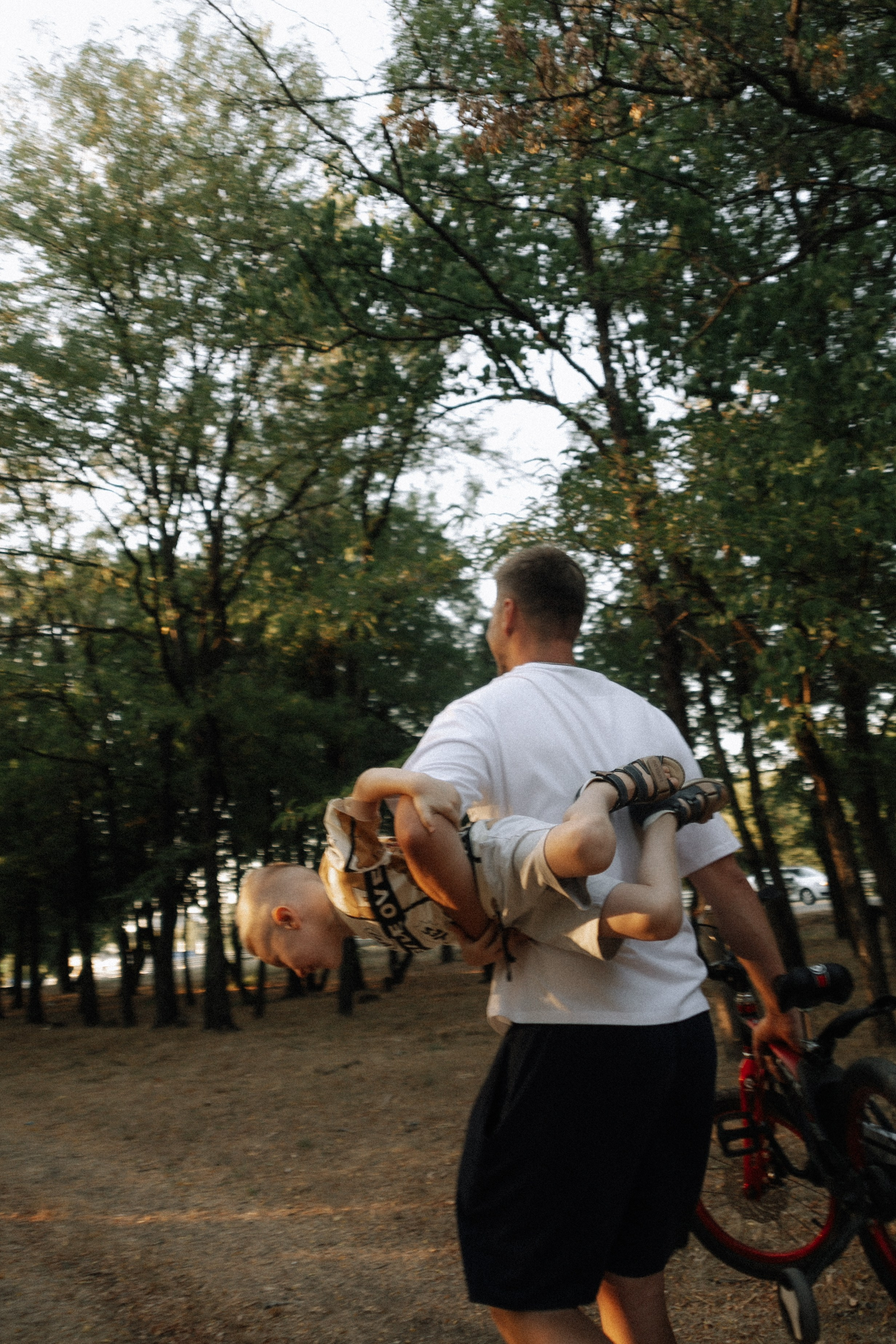 Папа учит сына кататься на велосипеде. Фотограф в Крыму | Виктория Нотевская