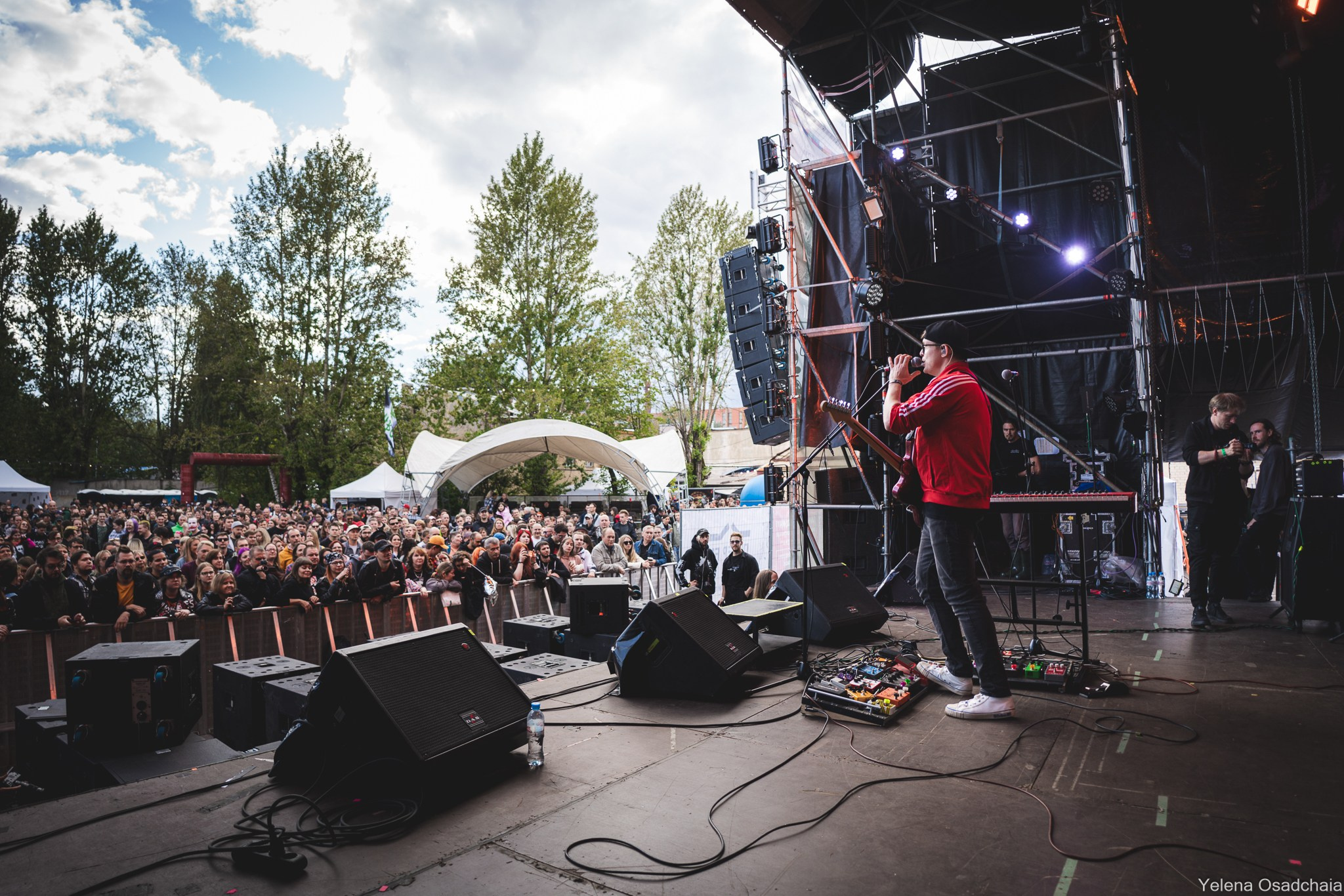 Живой 2025 — День 1. Елена Осадчая — фотографирую музыку на сцене и в жизни